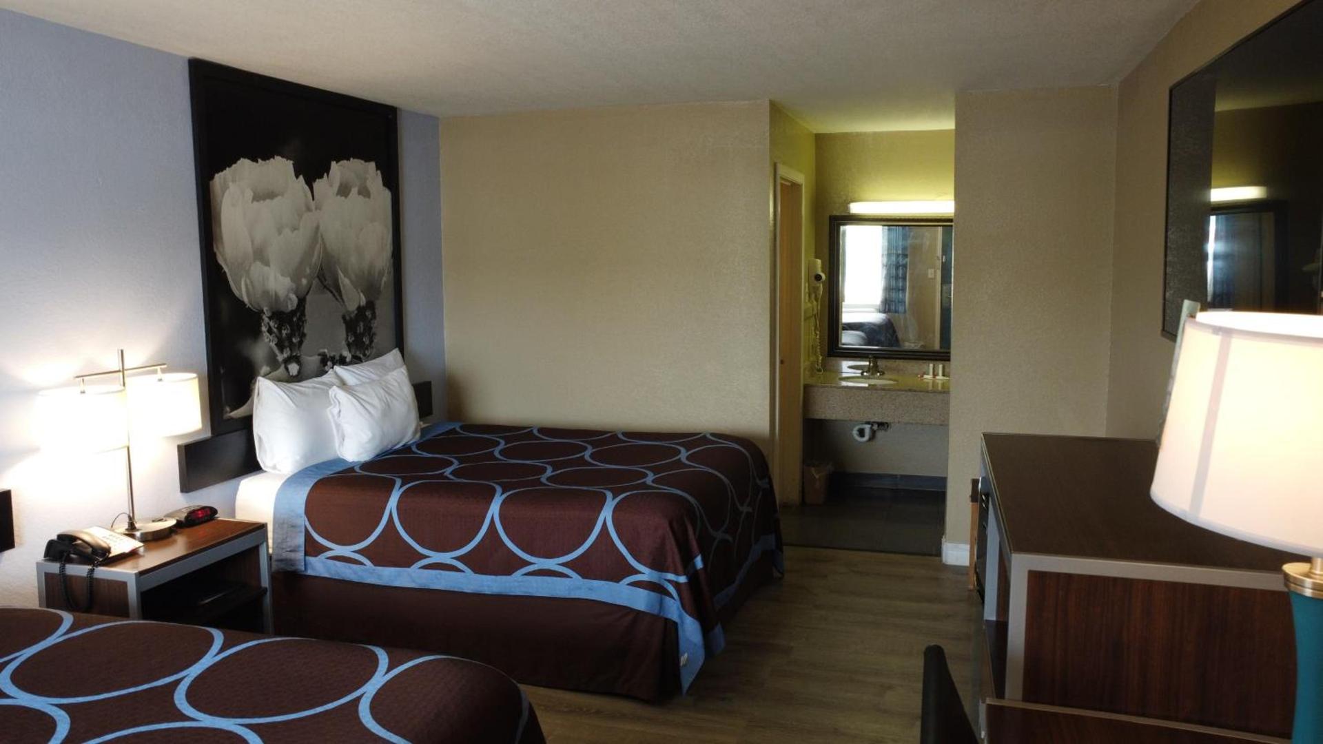 Super 8 by Wyndham Kingsville photo 22
