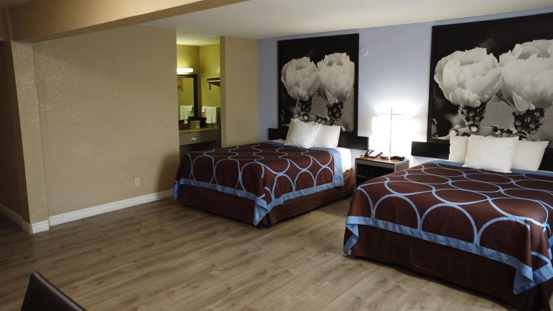 Super 8 by Wyndham Kingsville photo 24