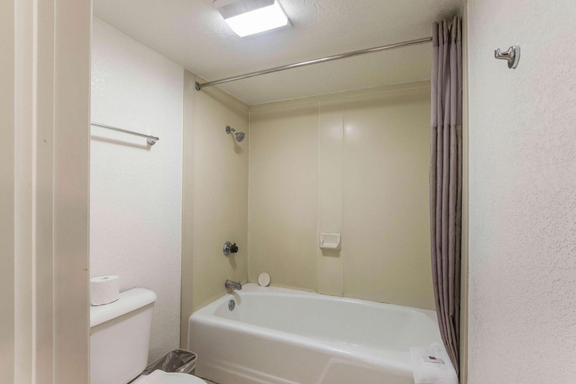 Motel 6 Hemet photo 14