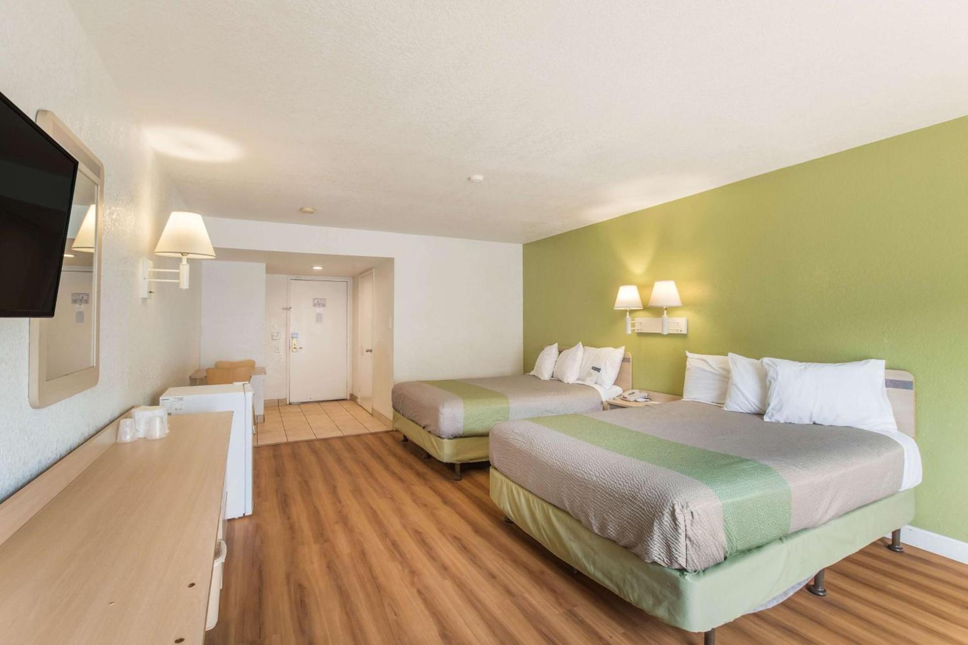 Motel 6 Hemet photo 11