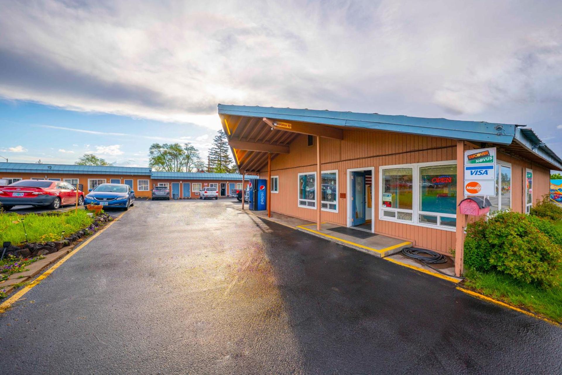 Royal Gateway Motel photo 30