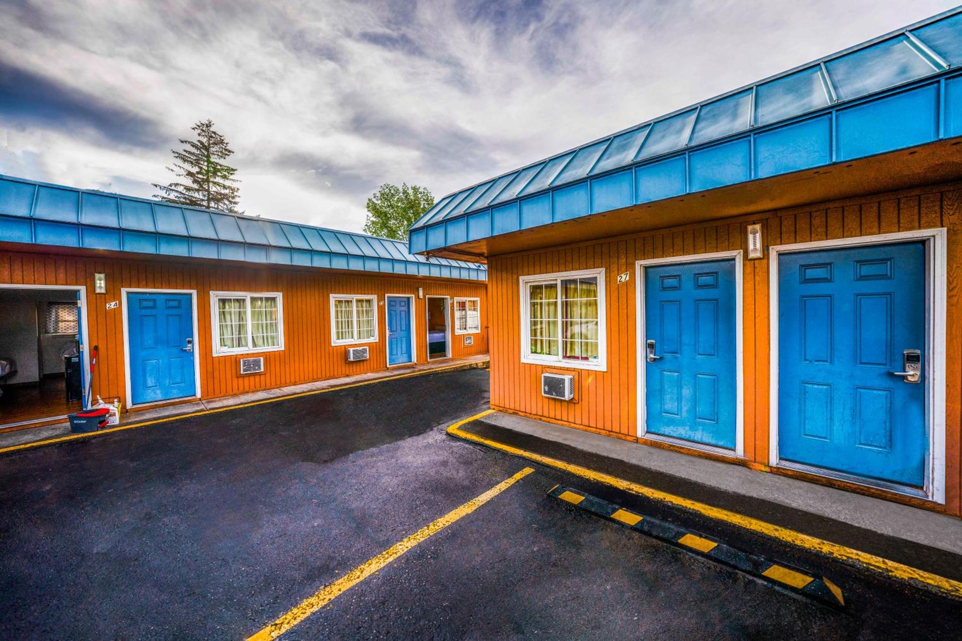 Royal Gateway Motel photo 25