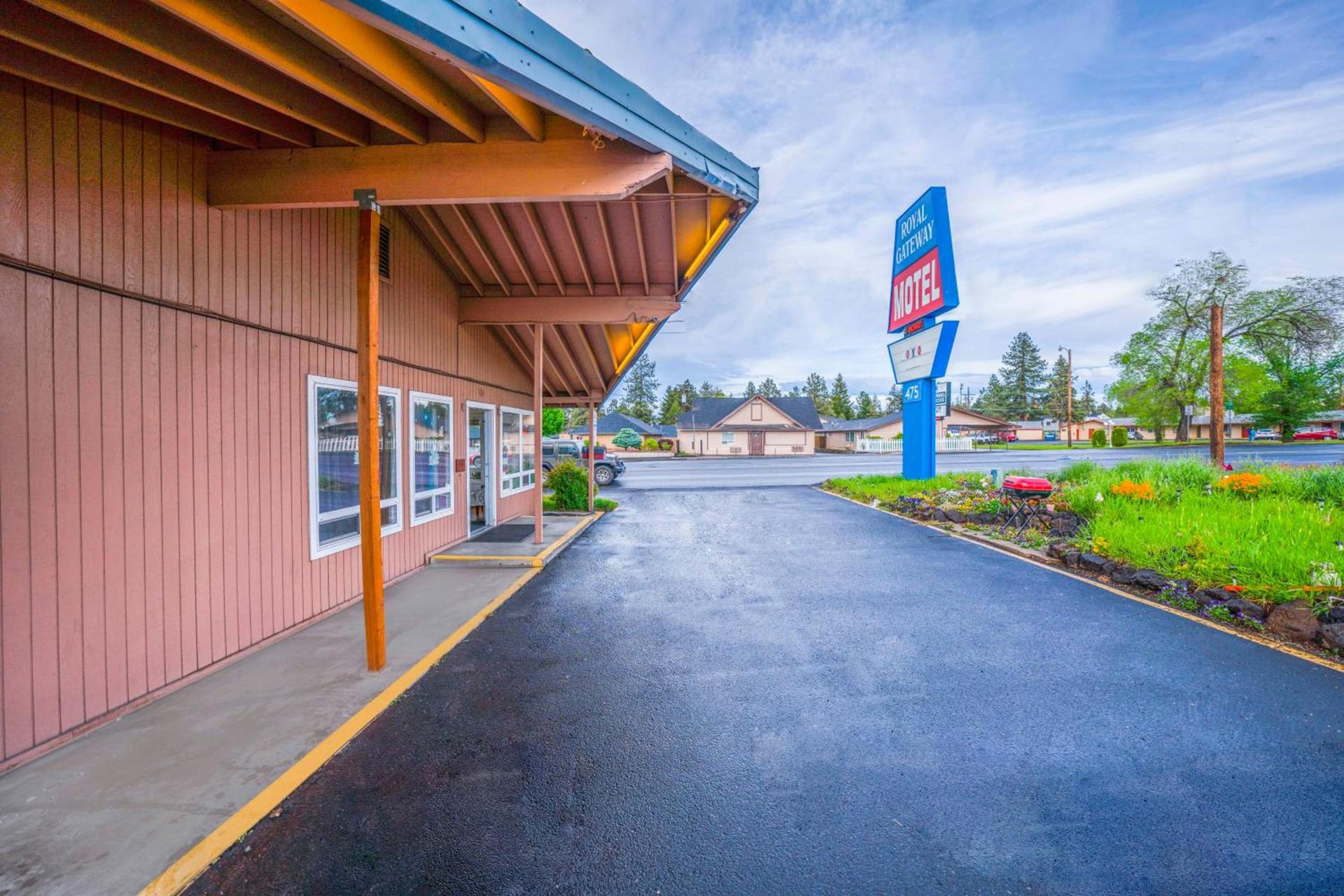 Royal Gateway Motel photo 31