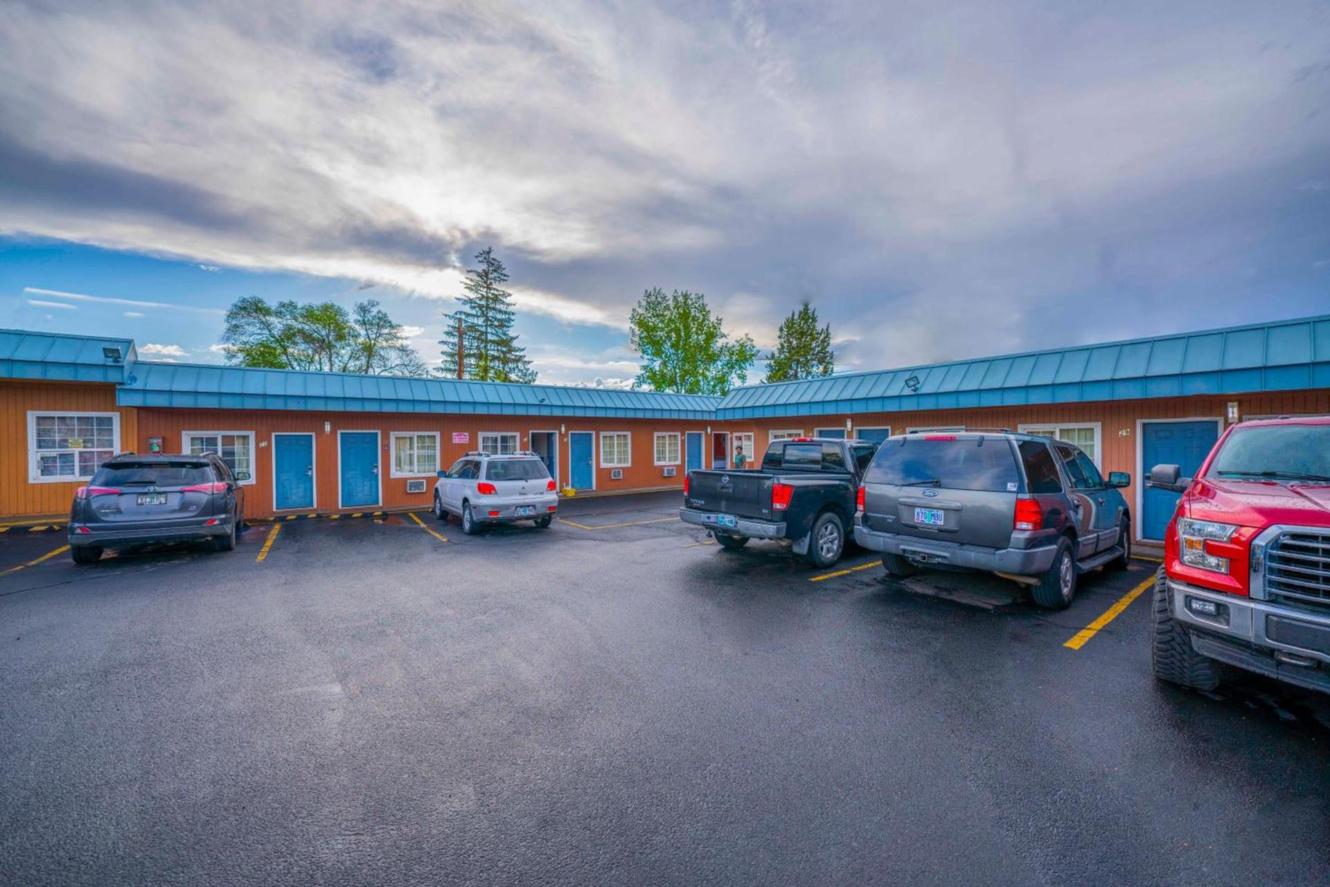 Royal Gateway Motel photo 26