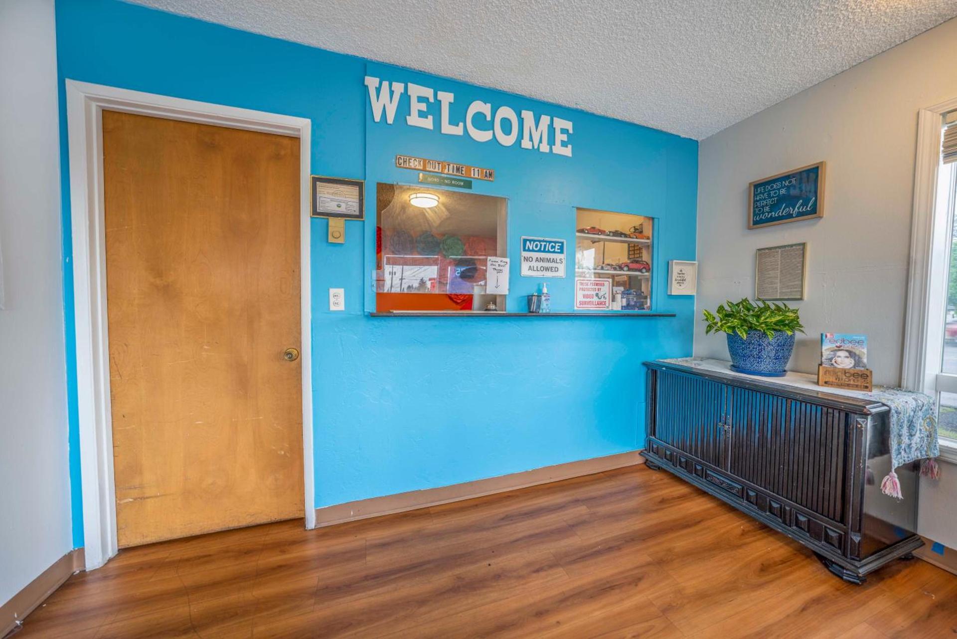 Royal Gateway Motel photo 40