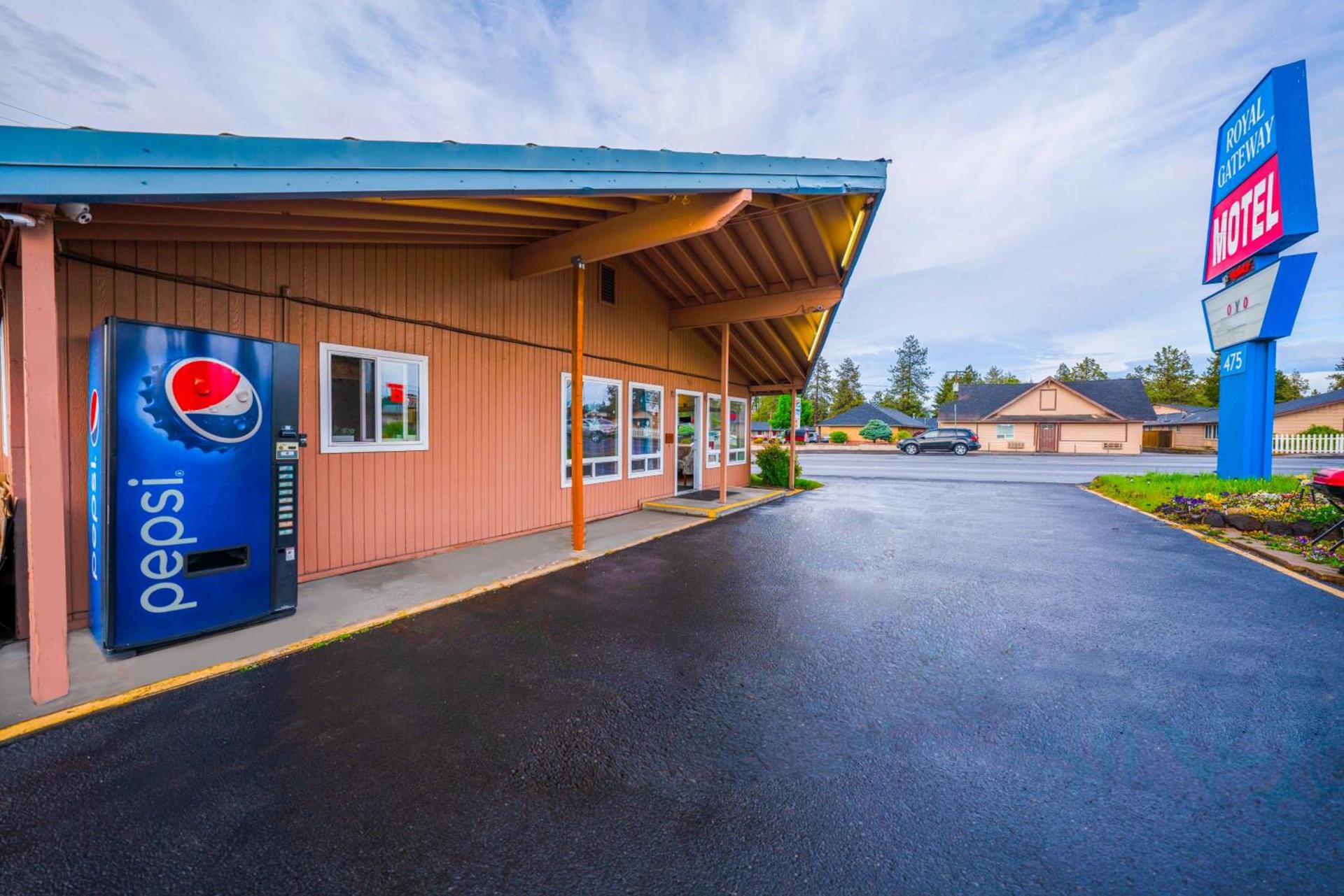 Royal Gateway Motel photo 37