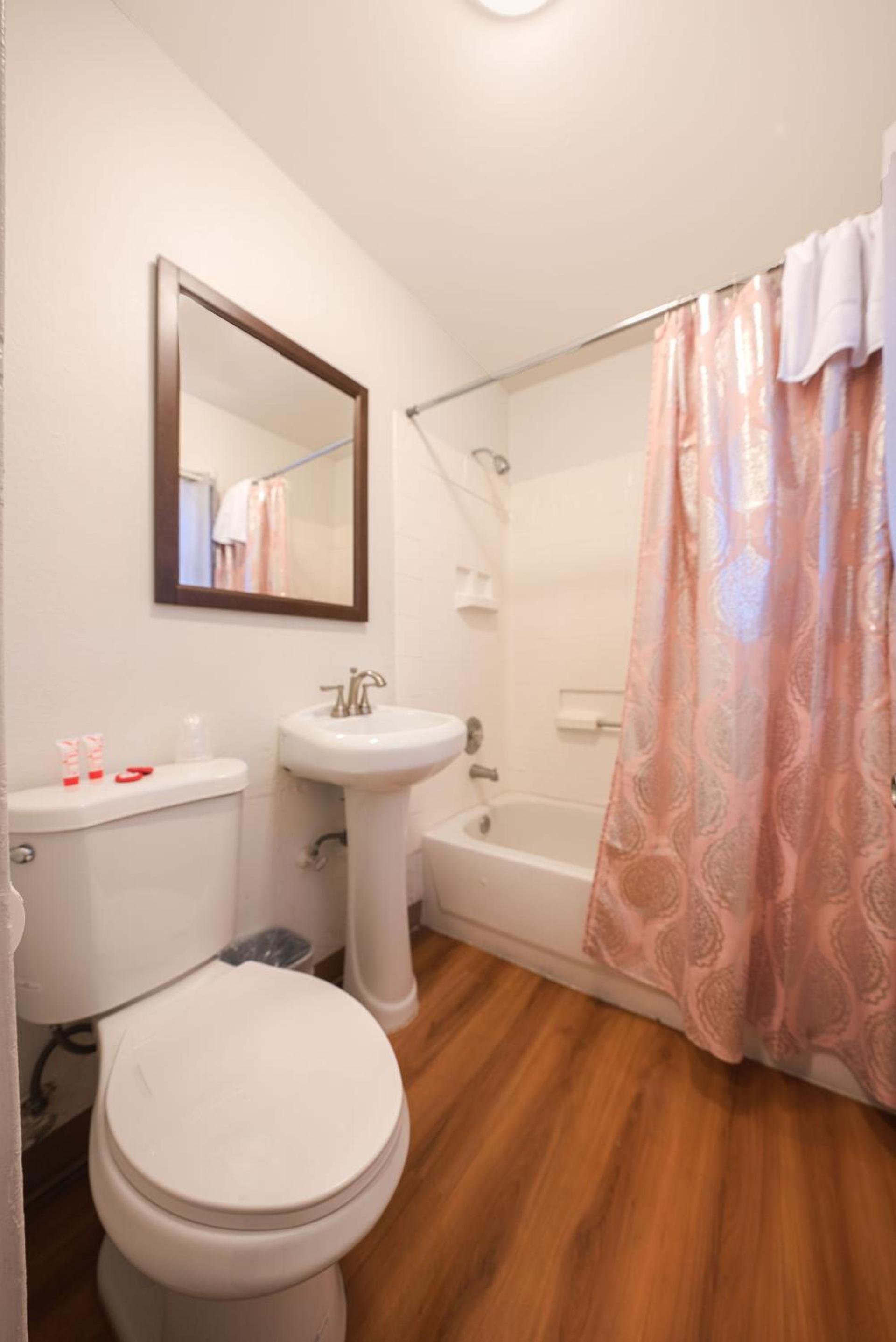 Royal Gateway Motel photo 4