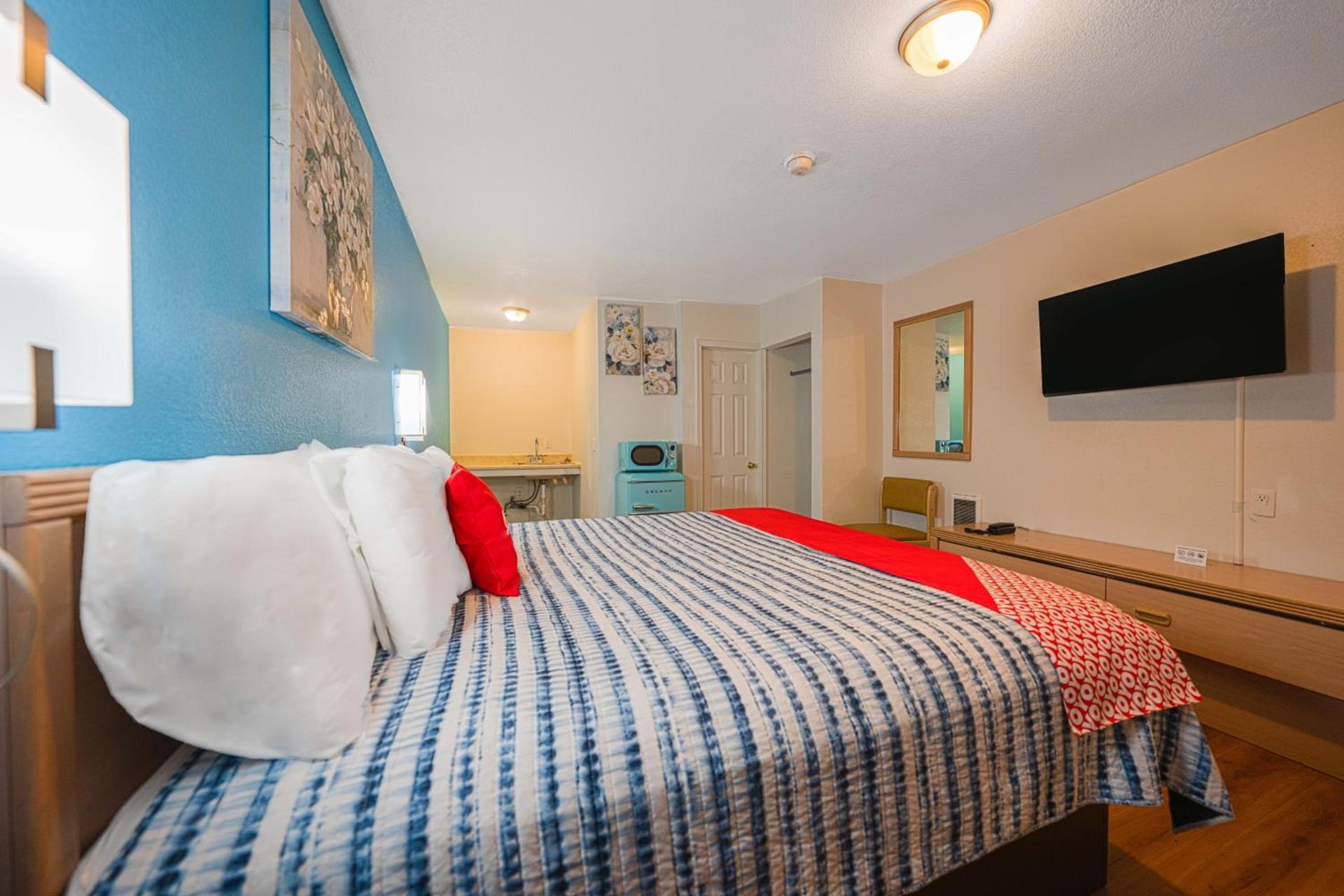 Royal Gateway Motel photo 11