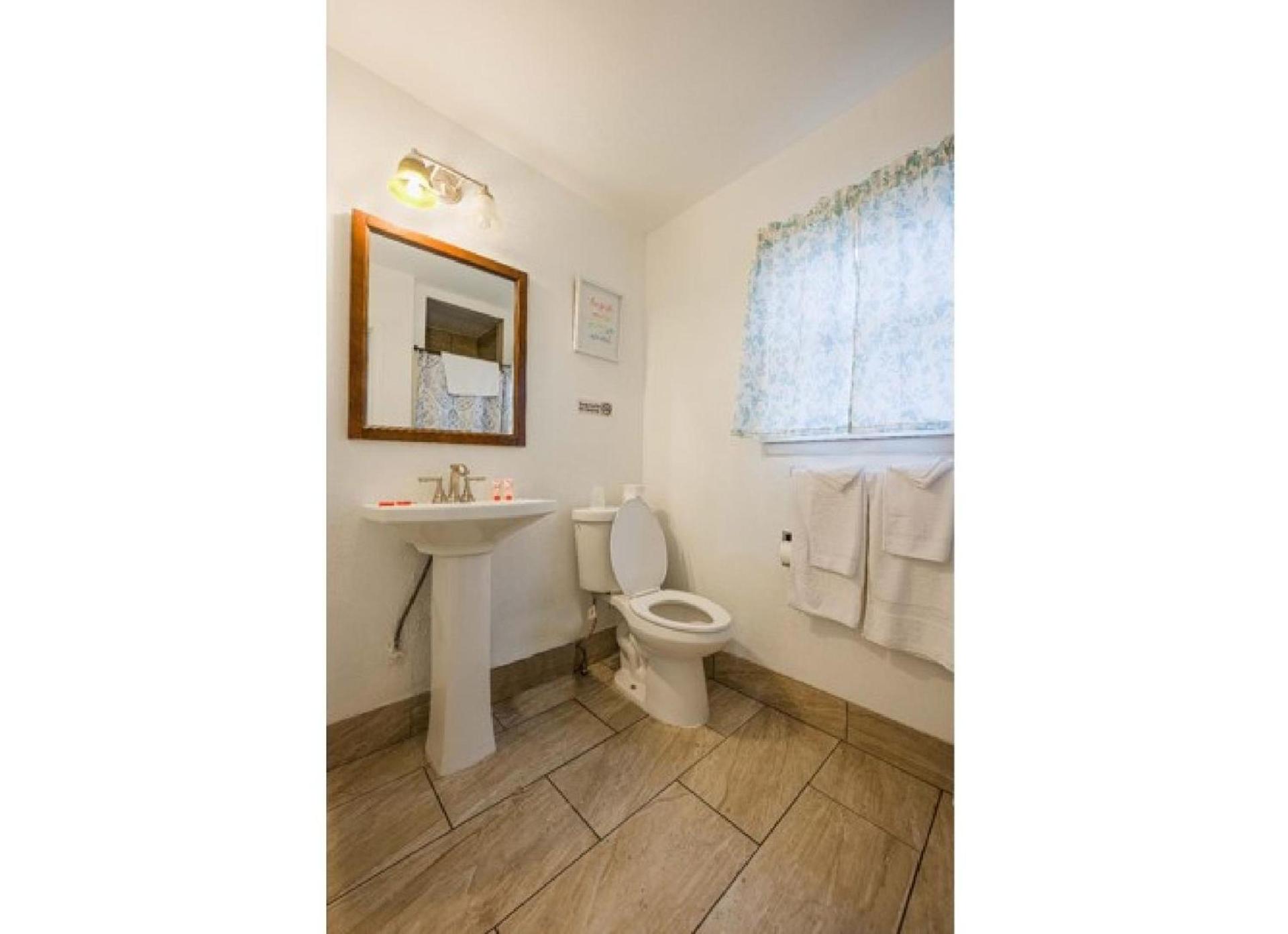 Royal Gateway Motel photo 22
