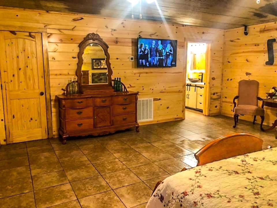 Samantha's Timber Inn photo 24