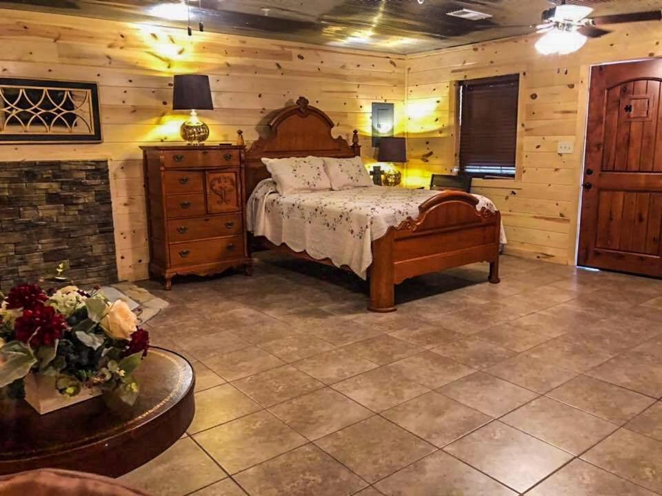 Samantha's Timber Inn photo 25