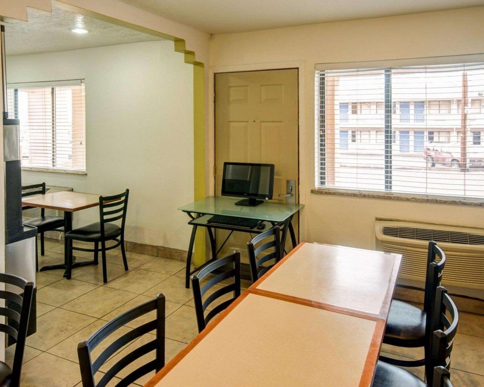 Econo Lodge Albuquerque East photo 20