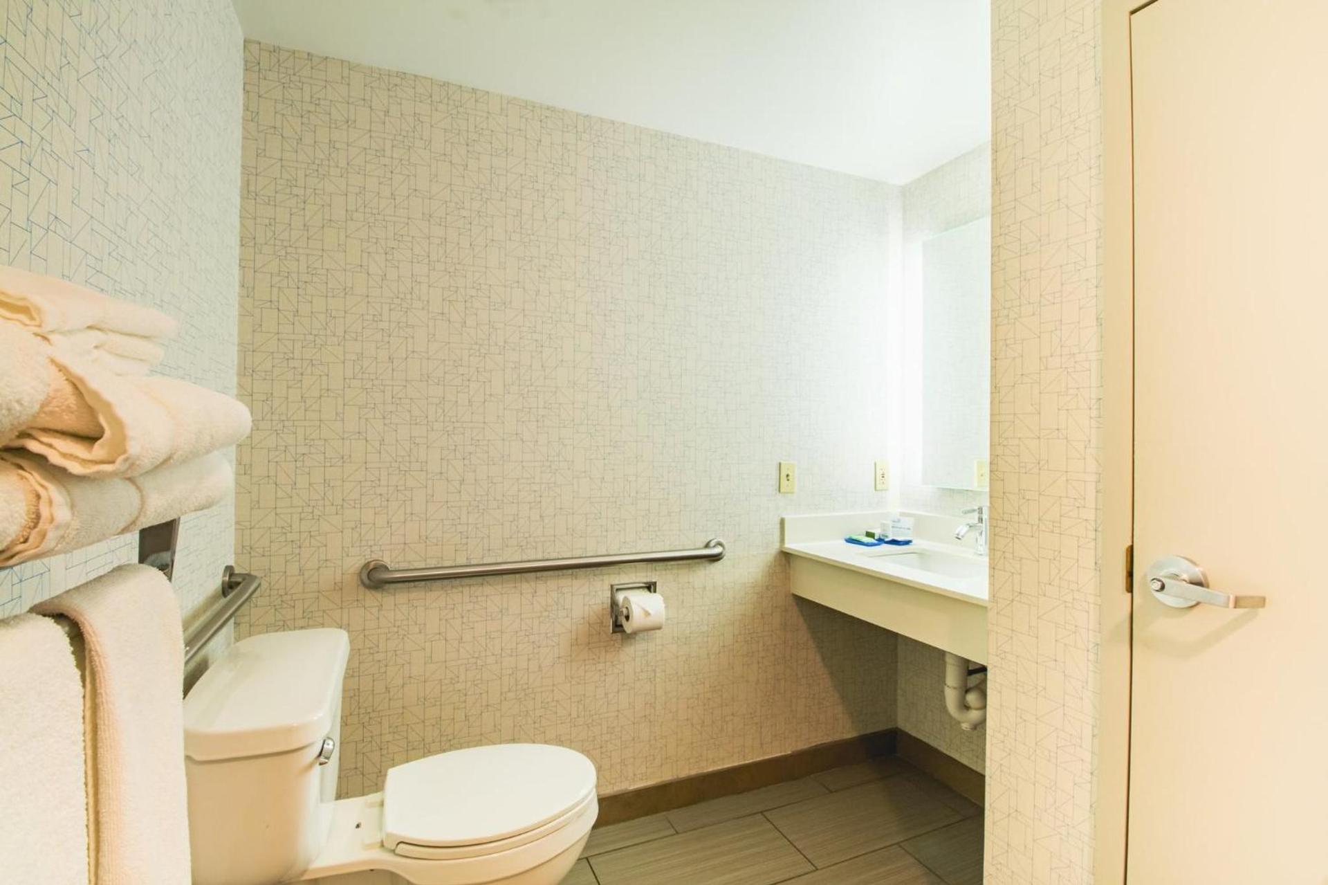 Holiday Inn Express & Suites - Lincoln East - White Mountains by IHG photo 95