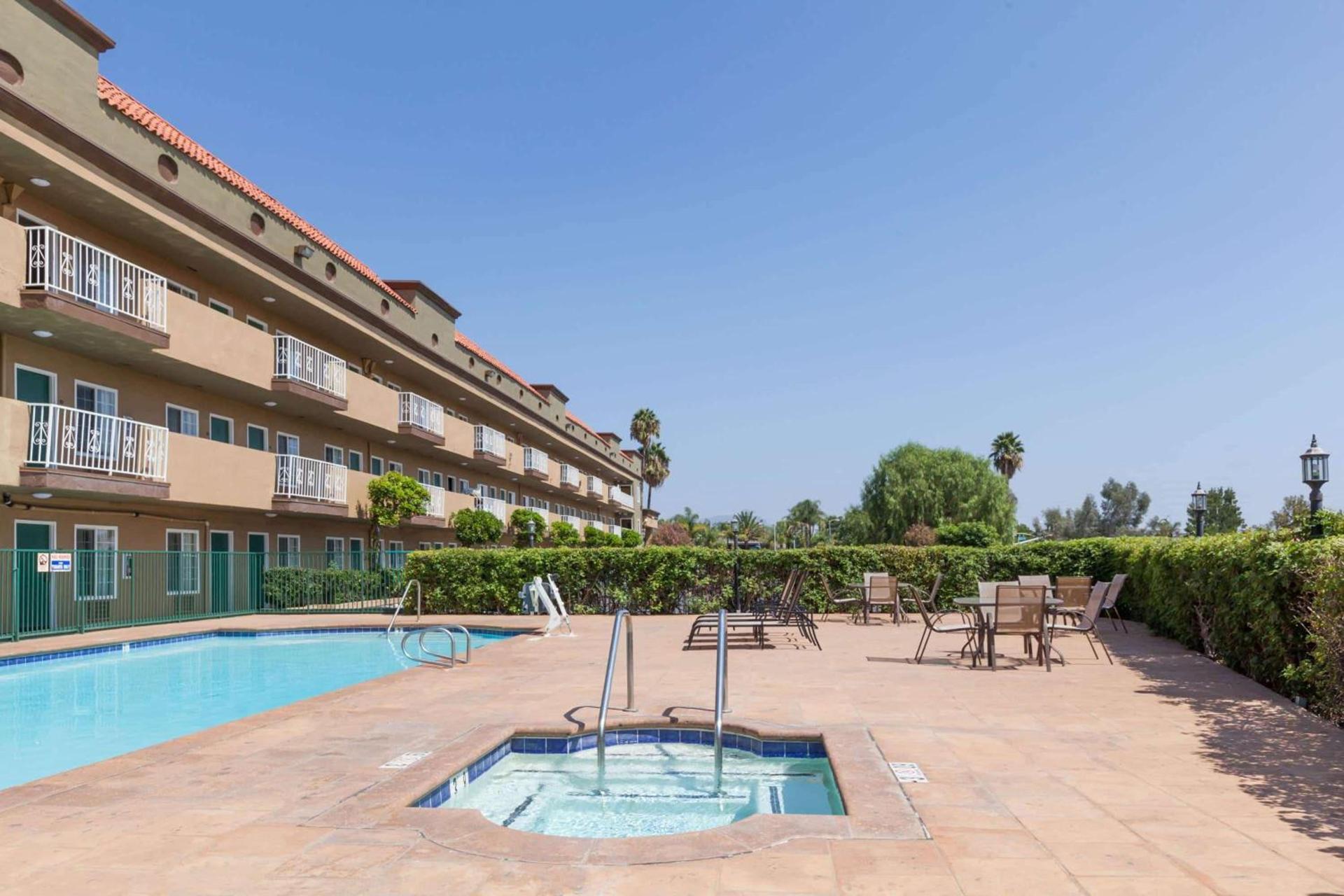 Travelodge by Wyndham Sylmar CA photo 13