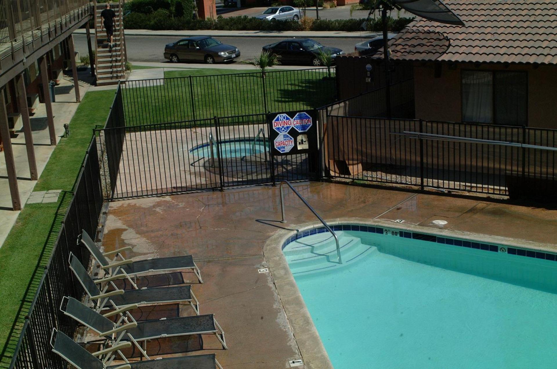 Best Economy Inn & Suites photo 17