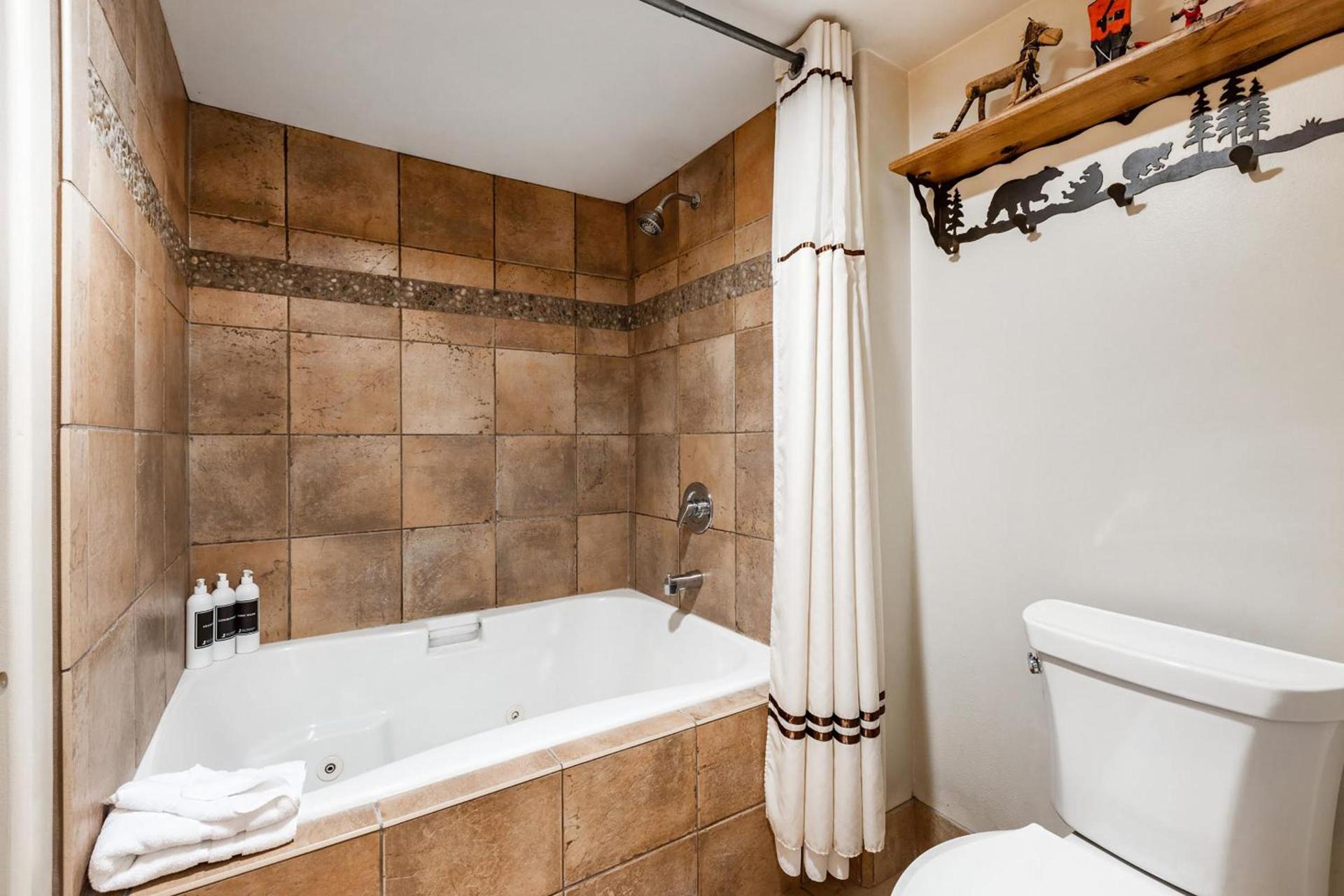 Silver King by All Seasons Resort Lodging photo 34