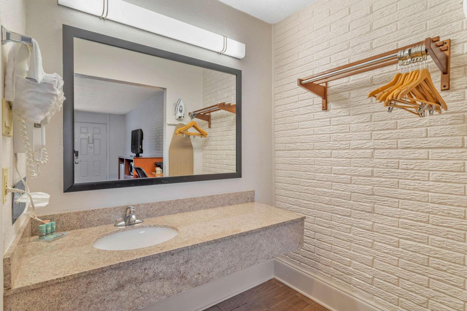 Best Western Hendersonville Inn photo 20