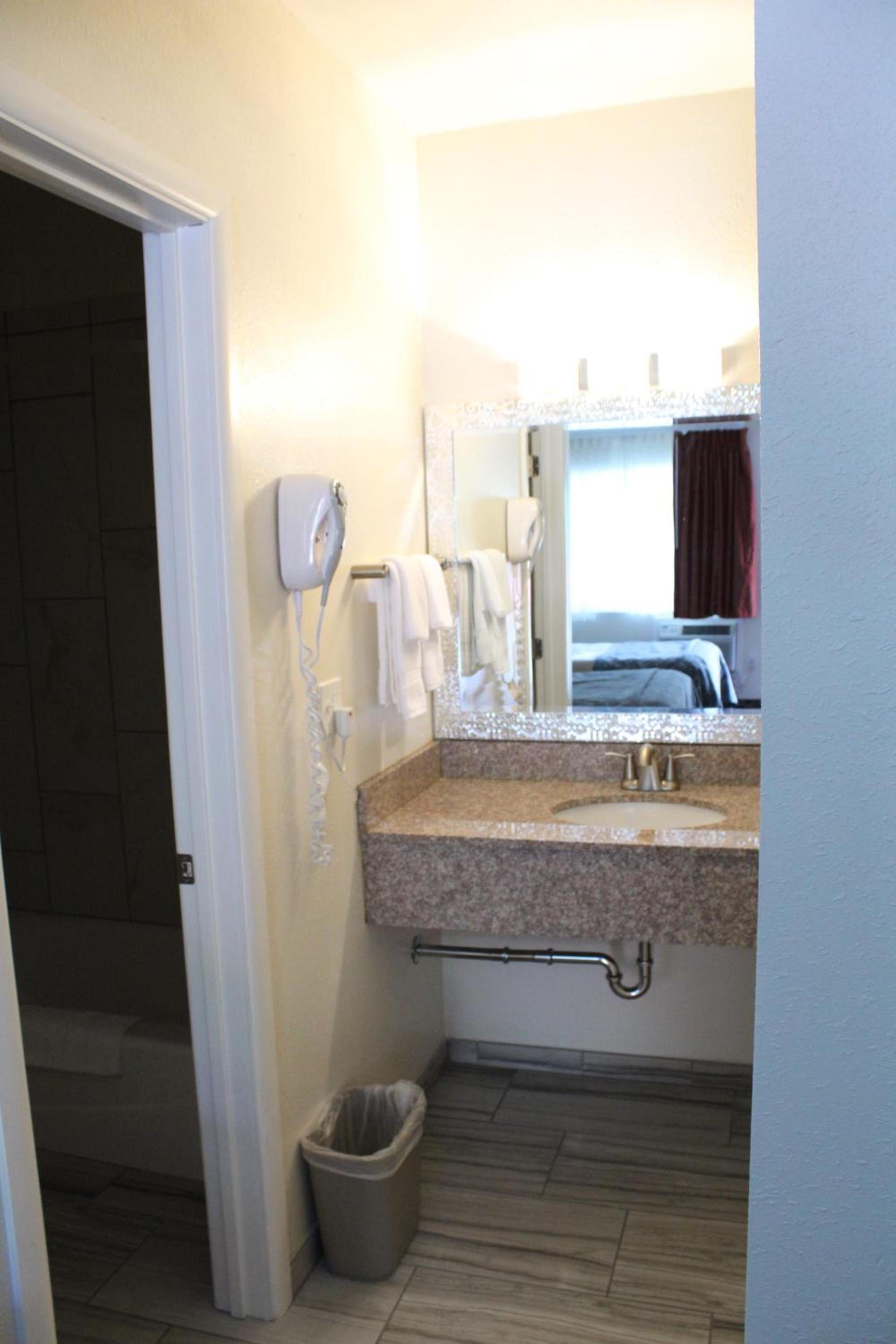 American Travel Inn photo 9