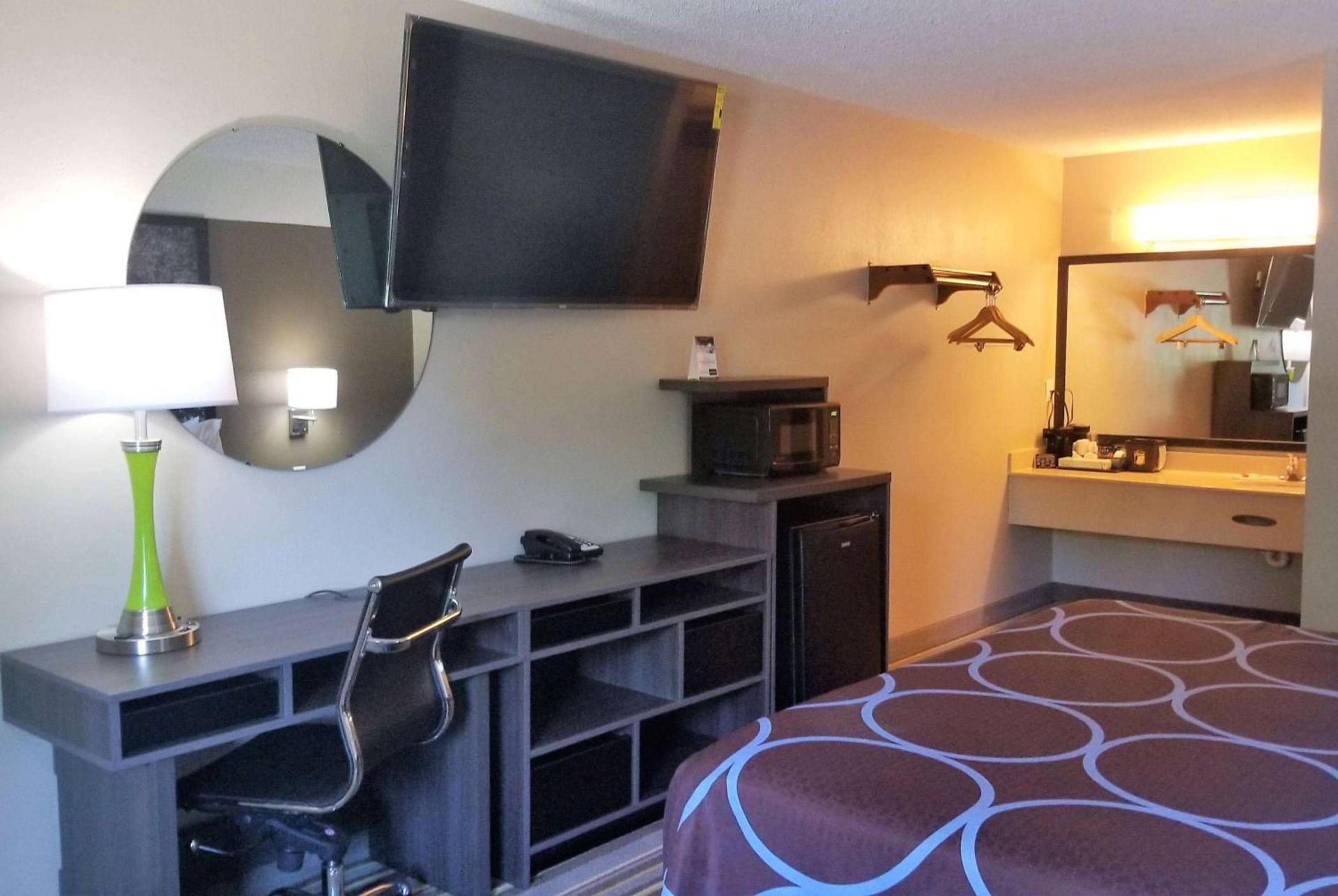 Super 8 by Wyndham Brownsburg photo 35
