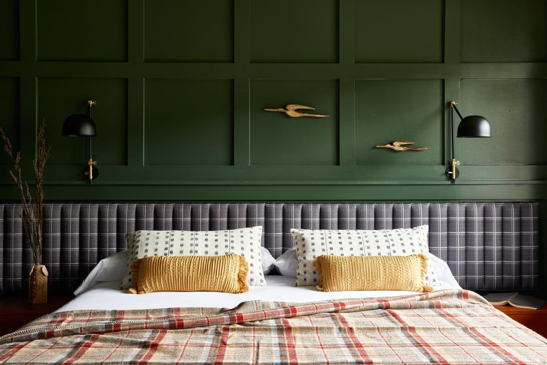 Hunter Lodge, a Bluebird by Lark photo 2