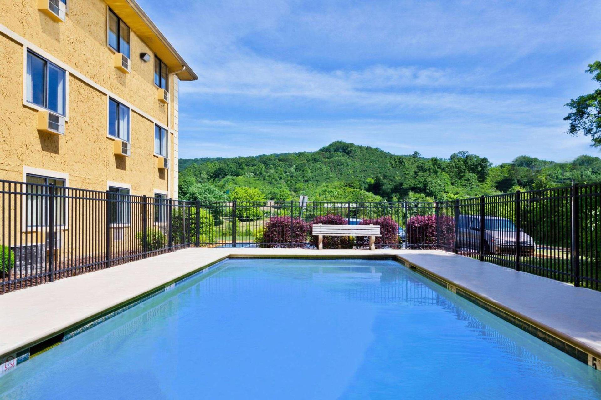 Super 8 by Wyndham Chattanooga Lookout Mountain TN photo 6