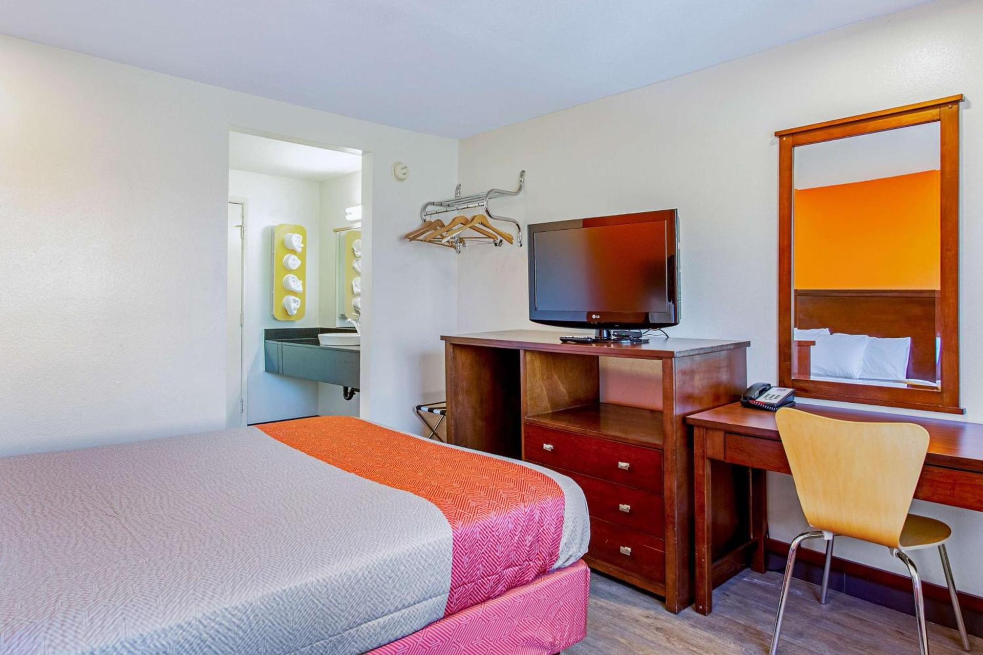 Motel 6 Pendleton, OR - West photo 5