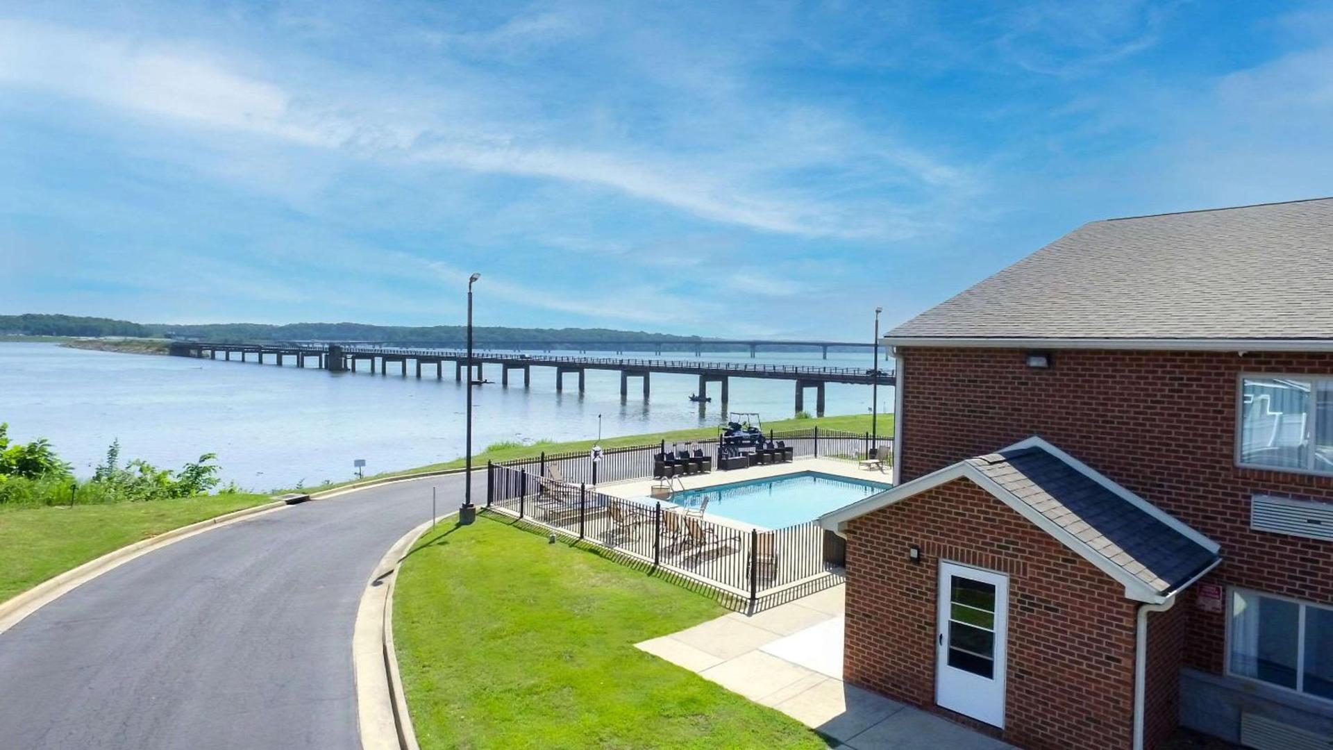 Clarion Pointe on the lake Clarksville-South Hill West photo 7
