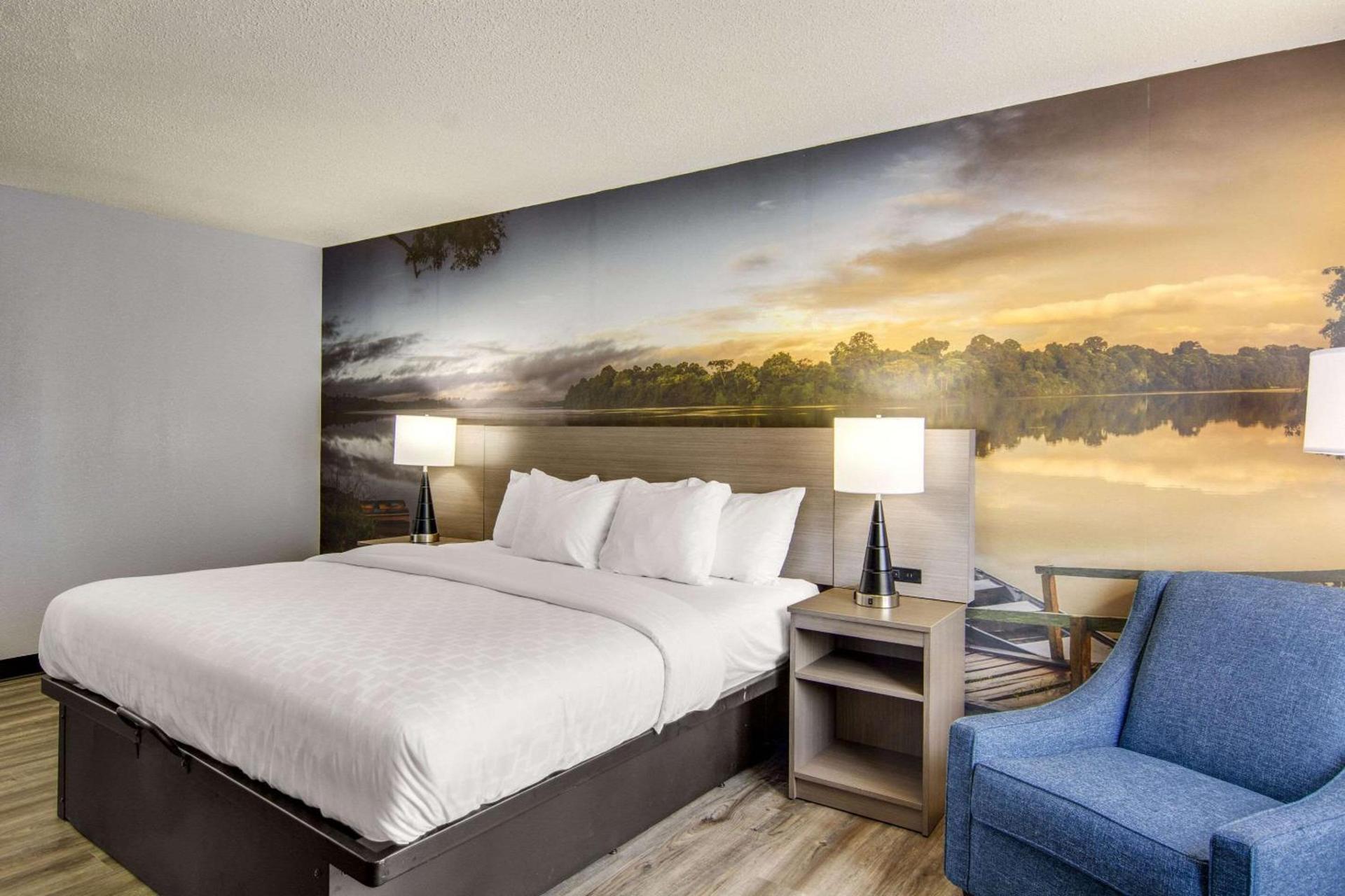 Clarion Pointe on the lake Clarksville-South Hill West photo 21