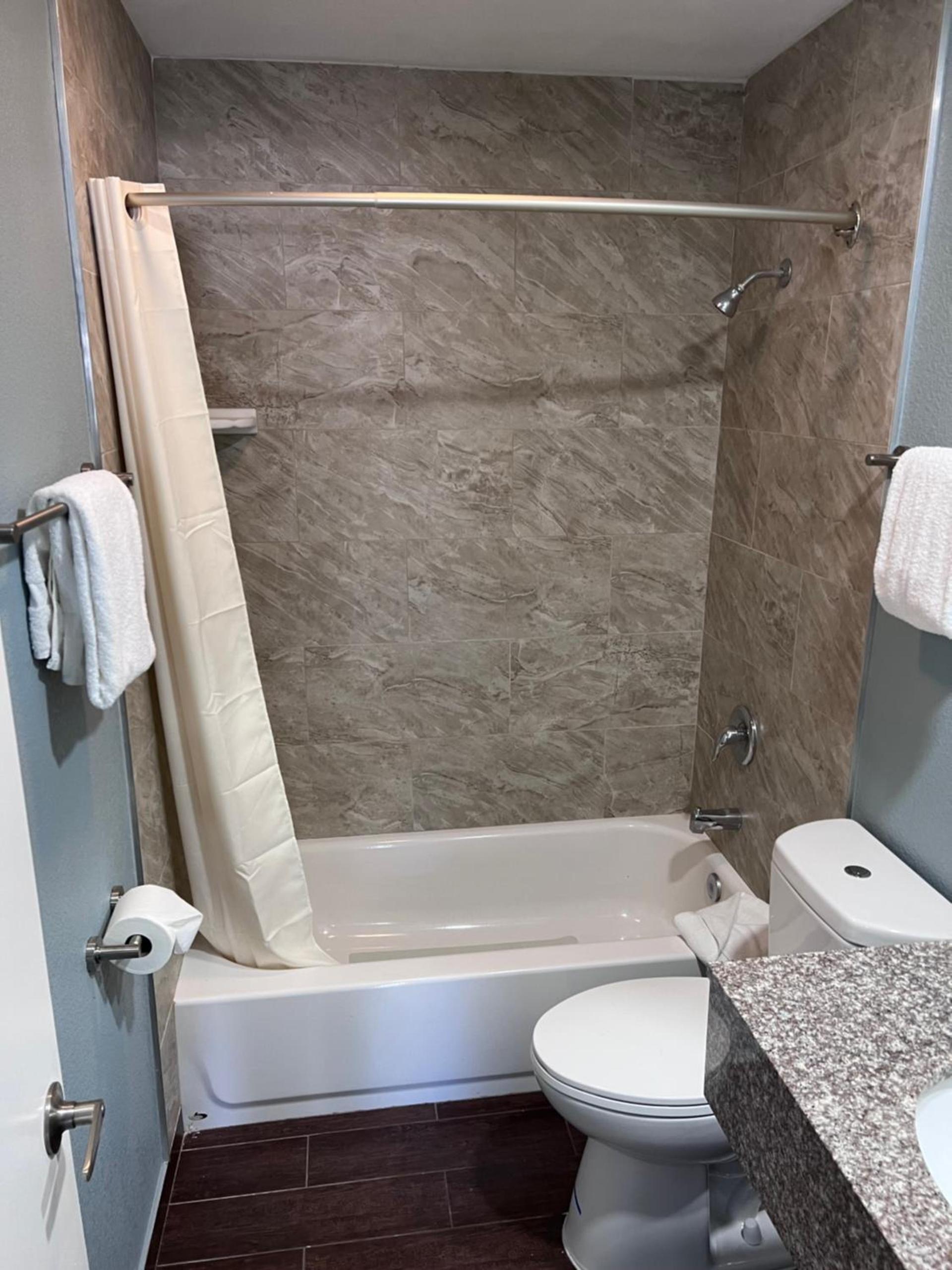 Surf City Inn & Suites photo 43