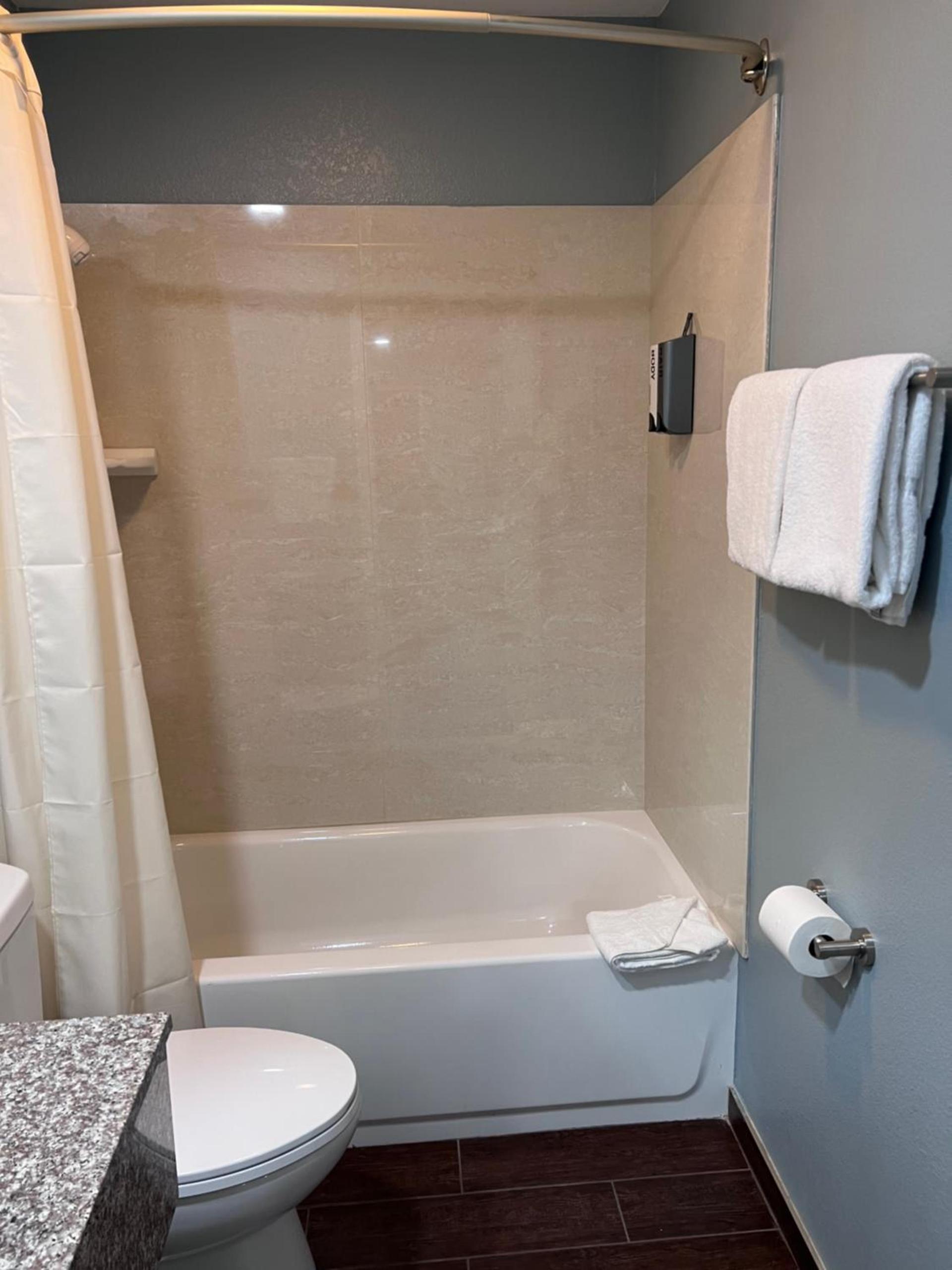Surf City Inn & Suites photo 16