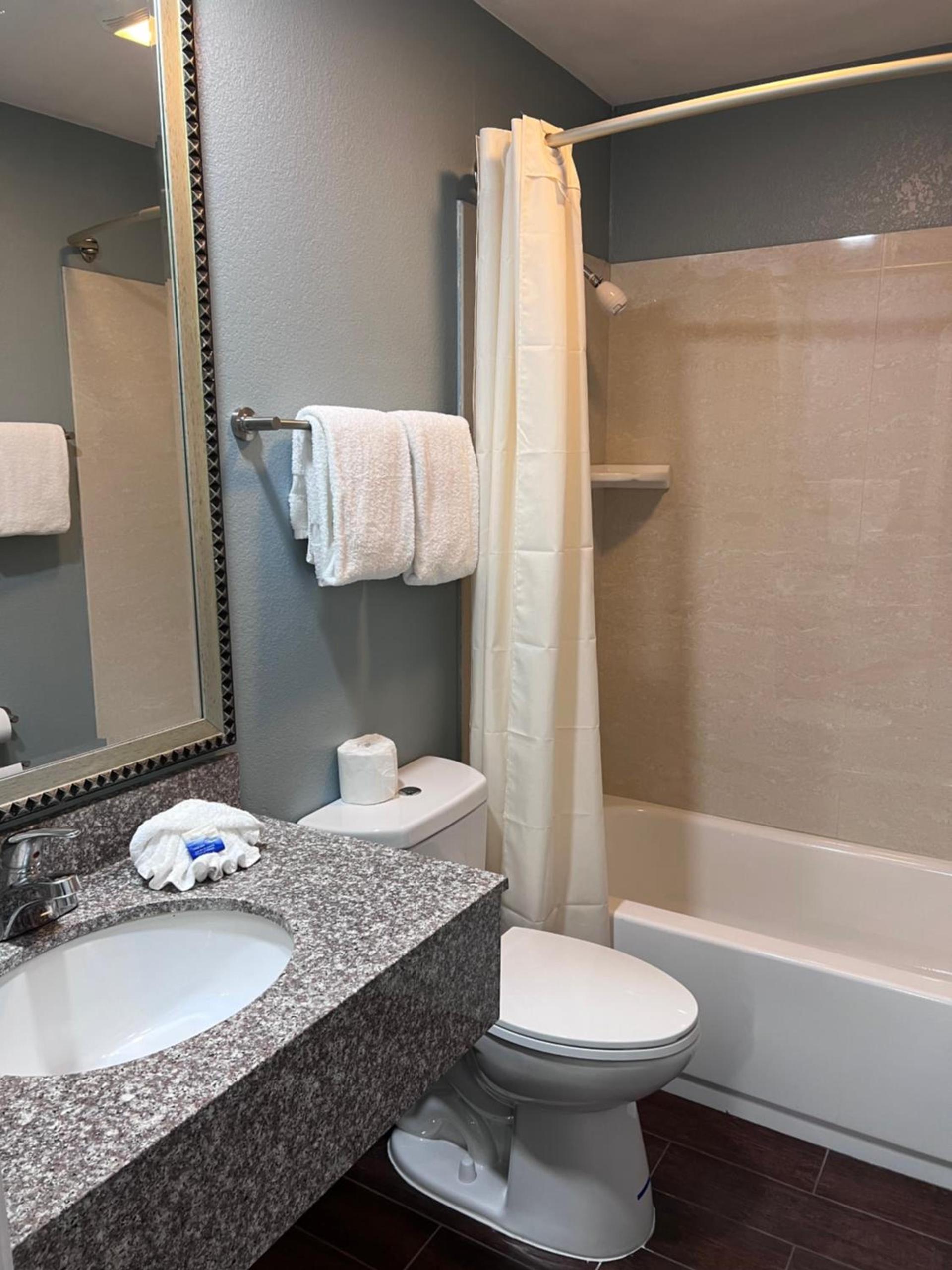 Surf City Inn & Suites photo 51