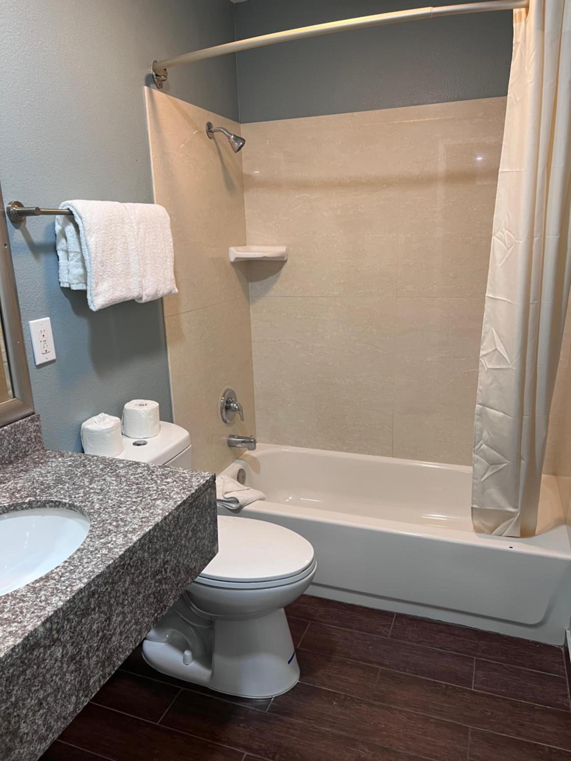 Surf City Inn & Suites photo 44