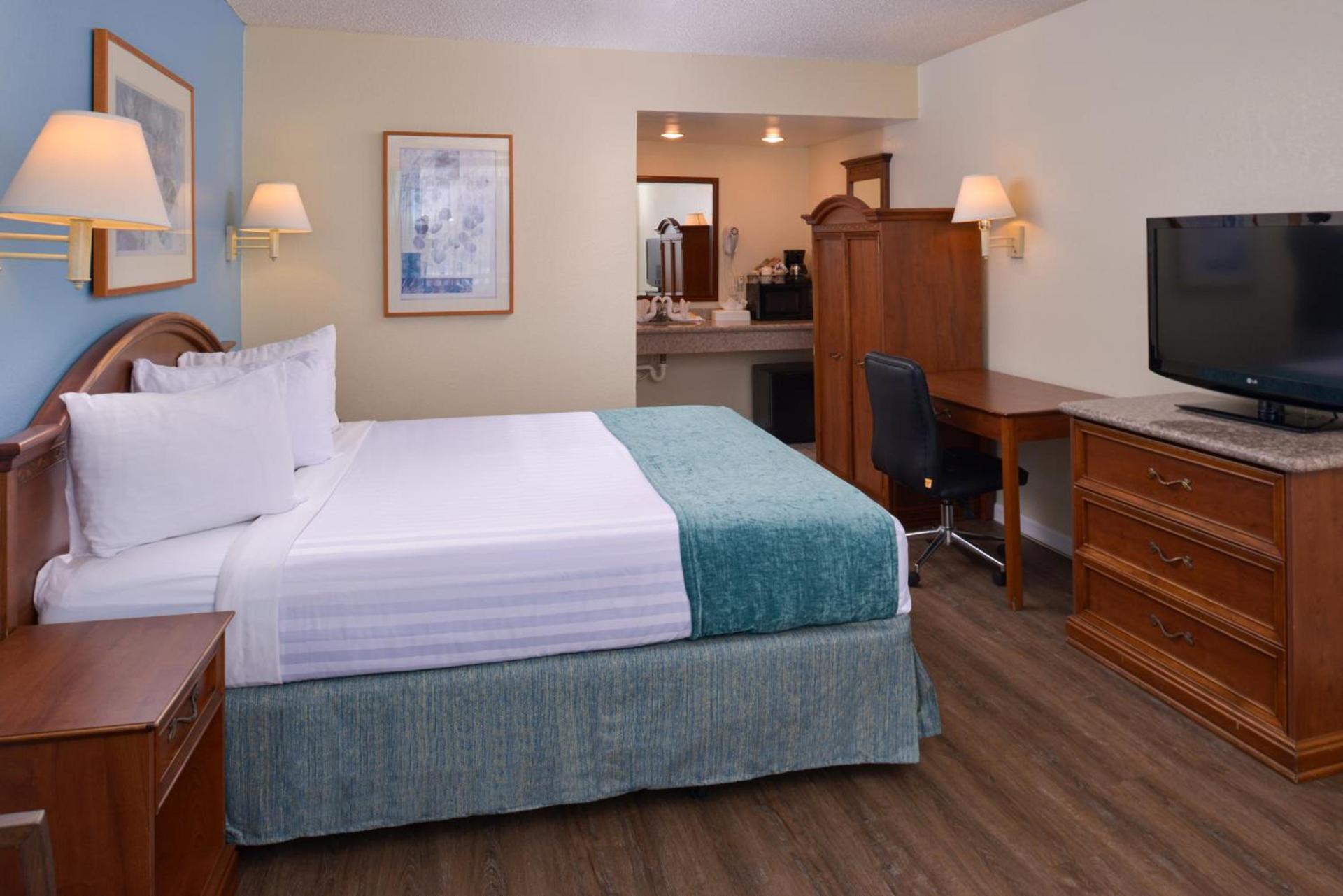 Edgewater Inn and Suites photo 11