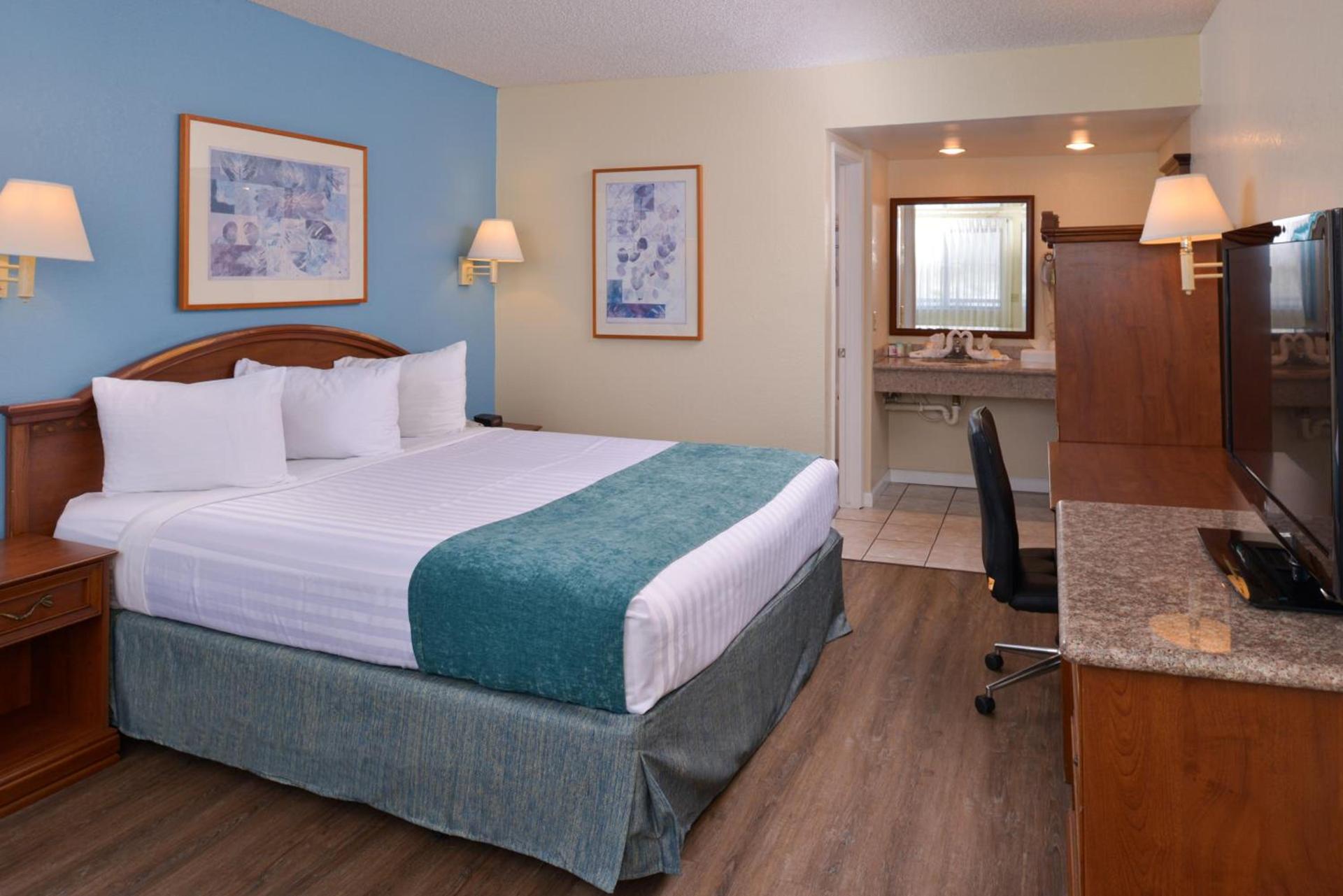 Edgewater Inn and Suites photo 12