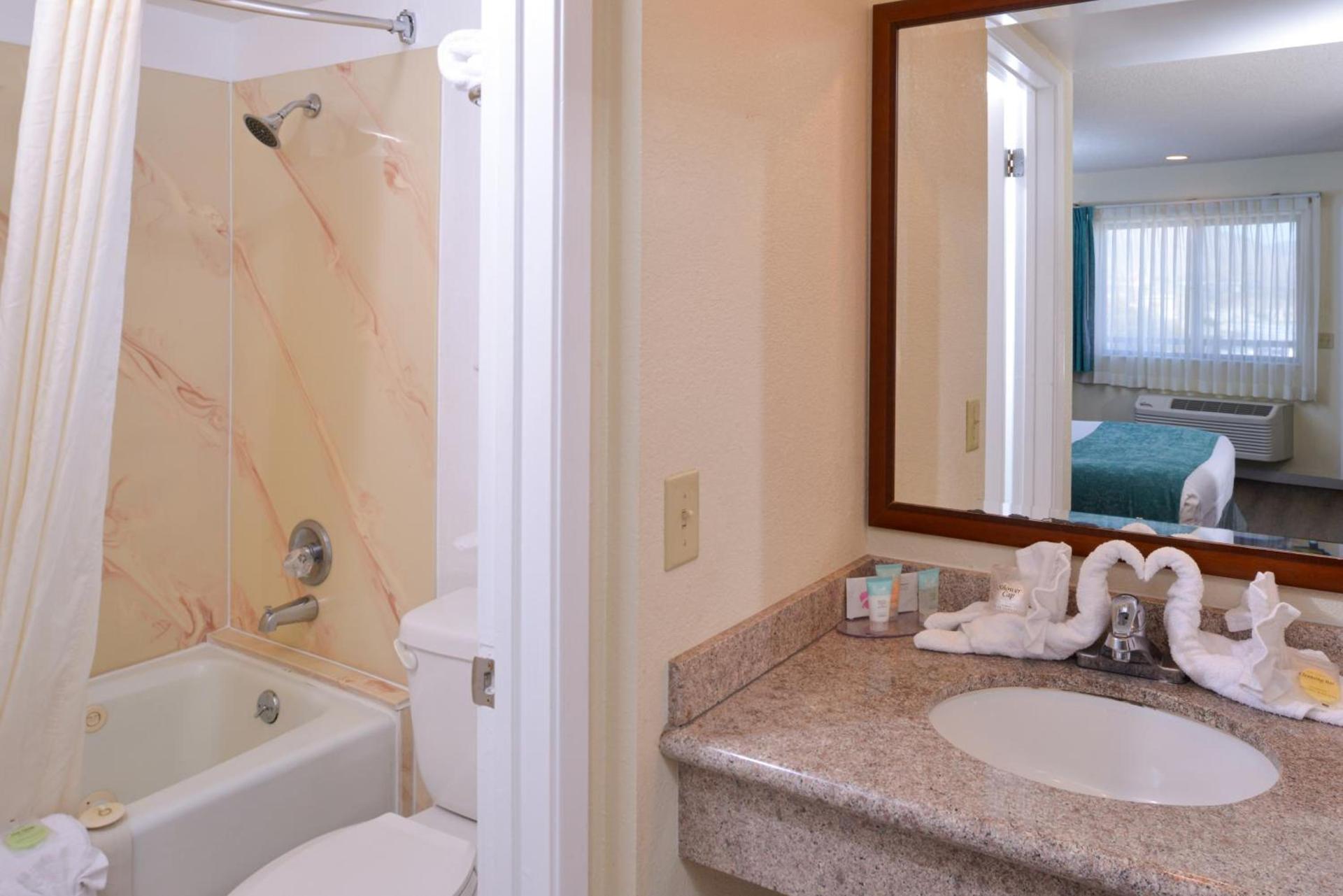 Edgewater Inn and Suites photo 10