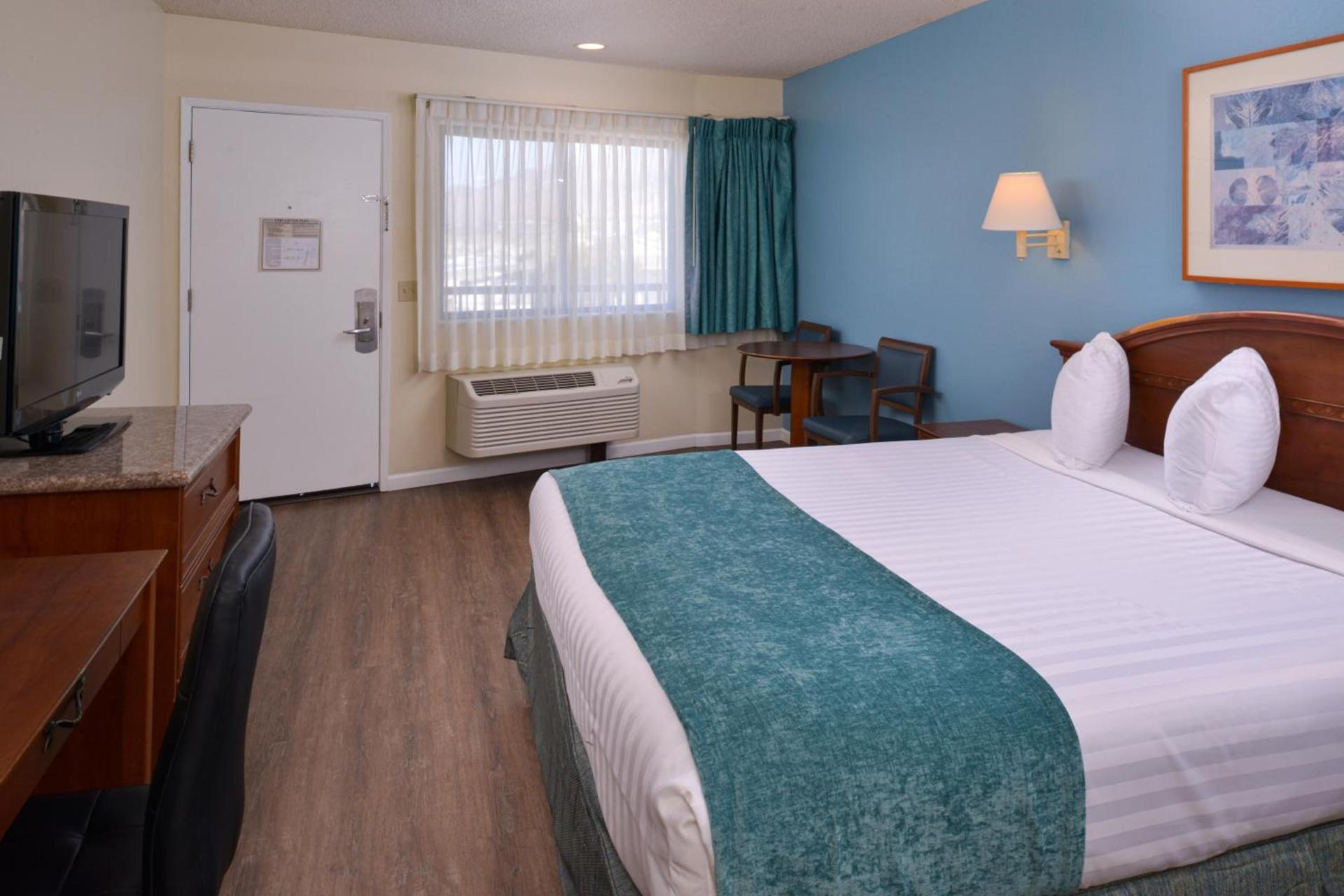 Edgewater Inn and Suites photo 9