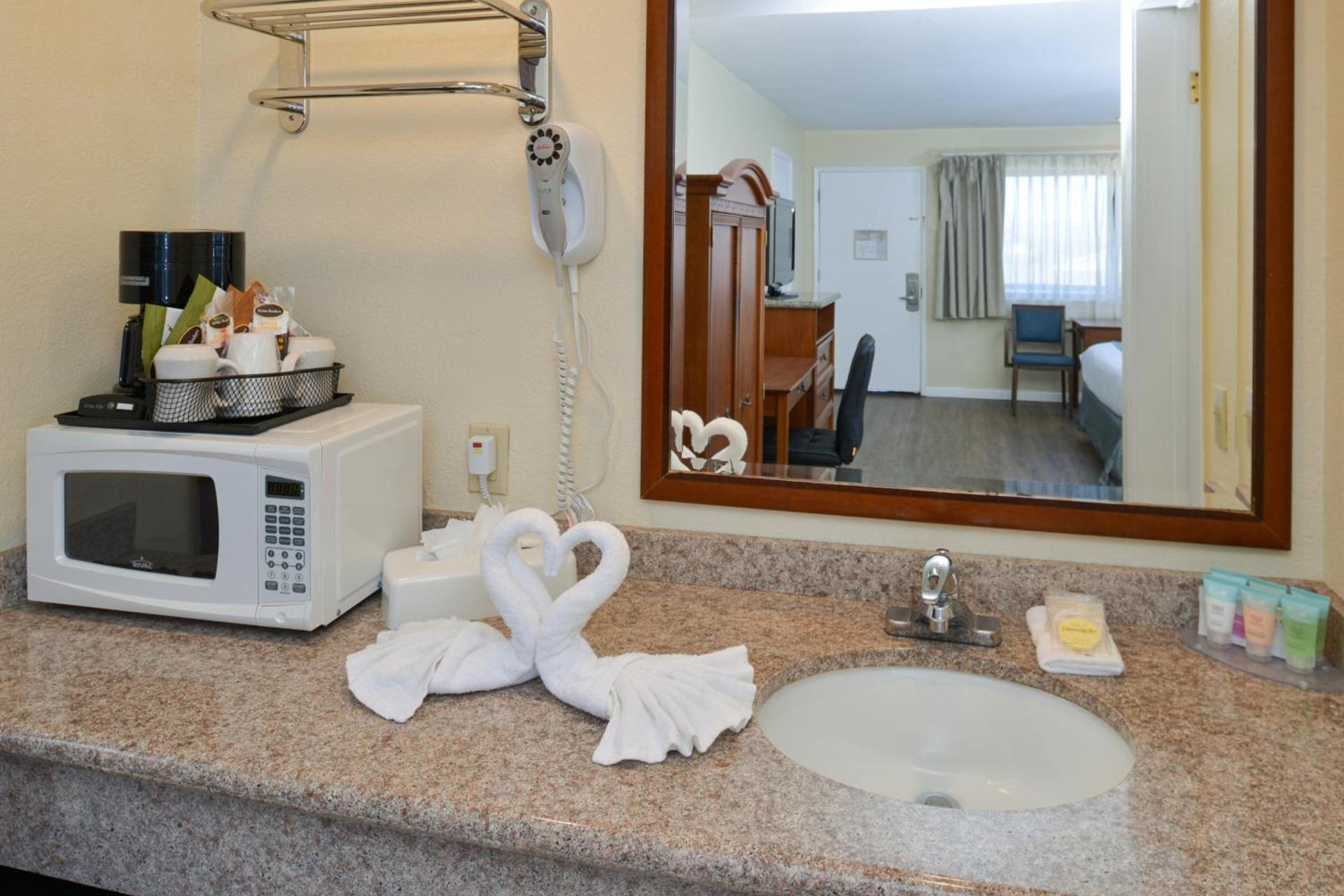 Edgewater Inn and Suites photo 18