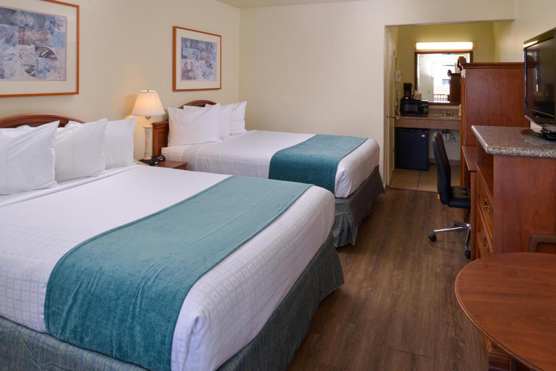 Edgewater Inn and Suites photo 23