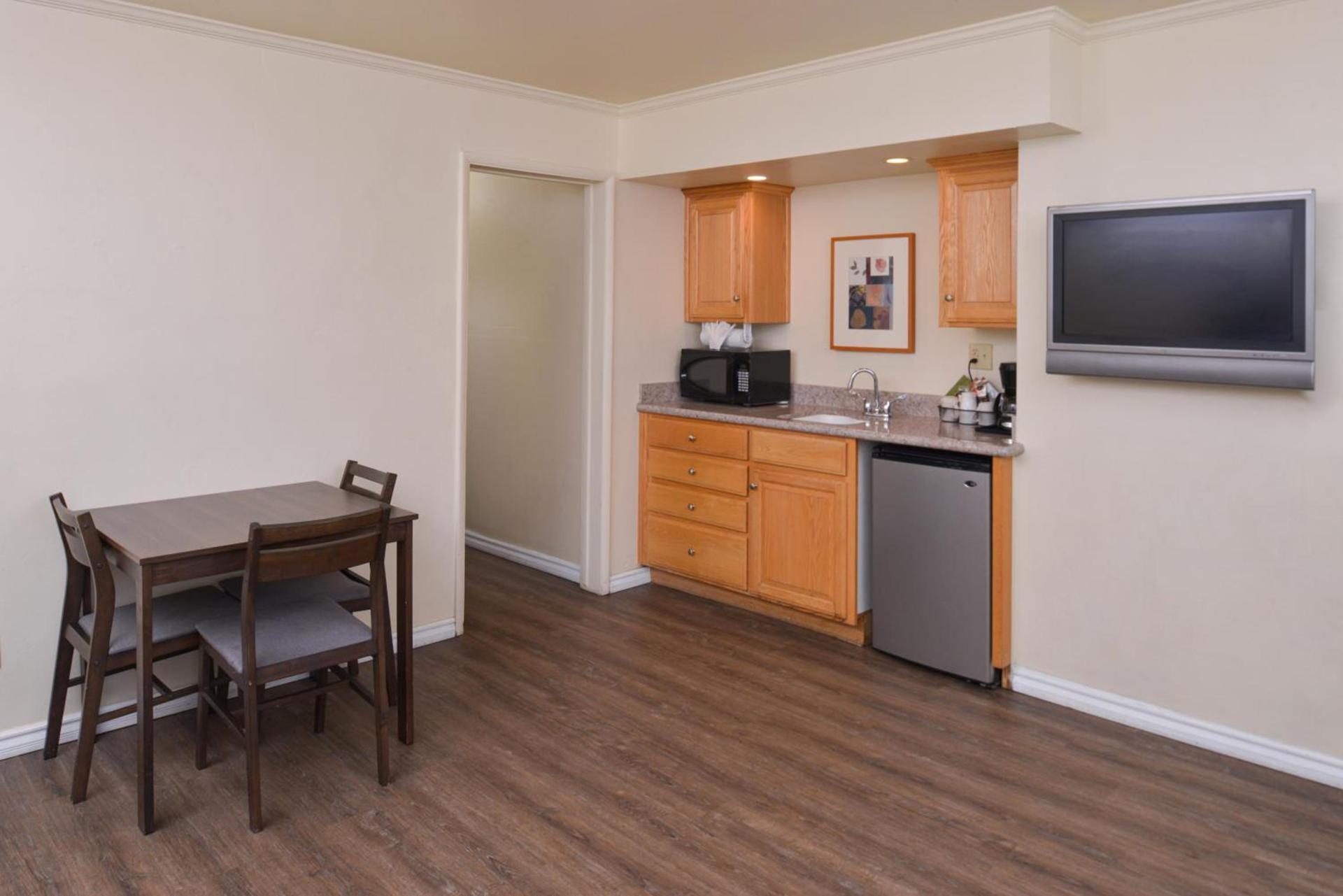 Edgewater Inn and Suites photo 29