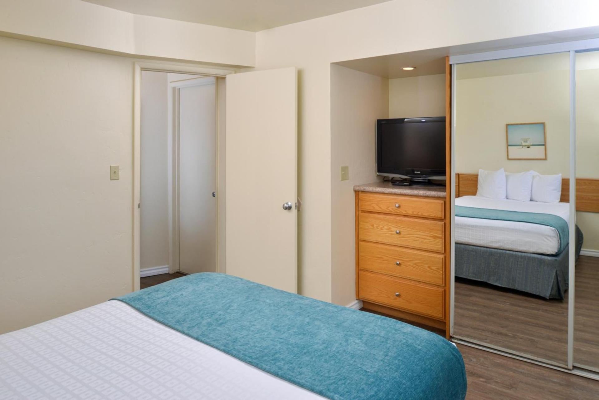 Edgewater Inn and Suites photo 28