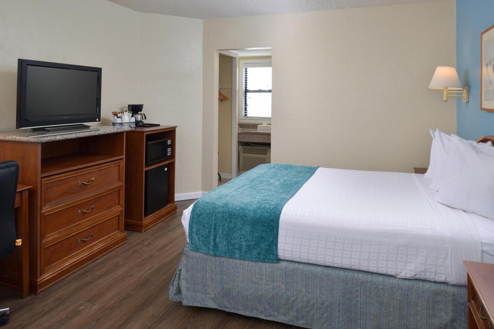 Edgewater Inn and Suites photo 33