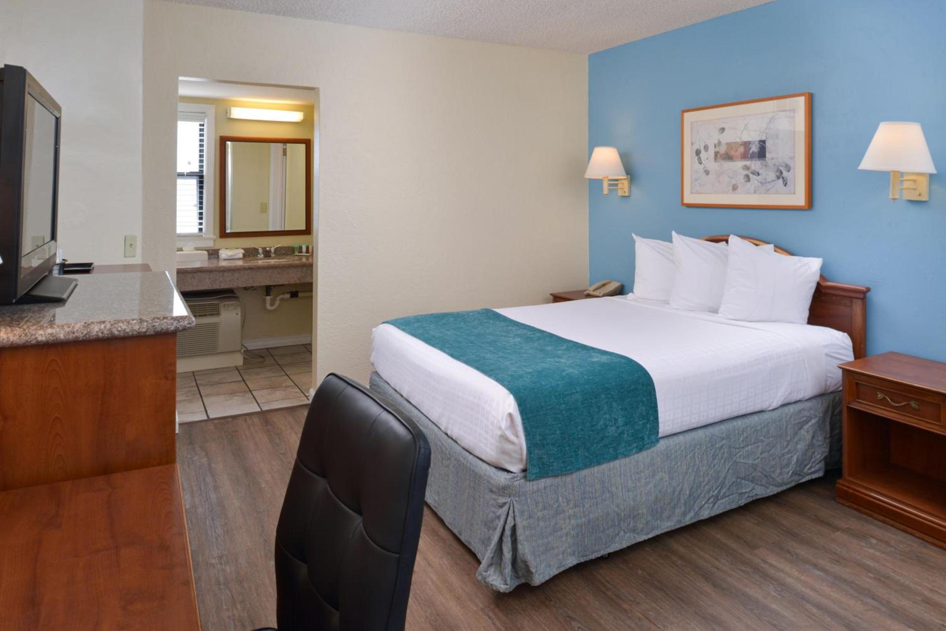 Edgewater Inn and Suites photo 32