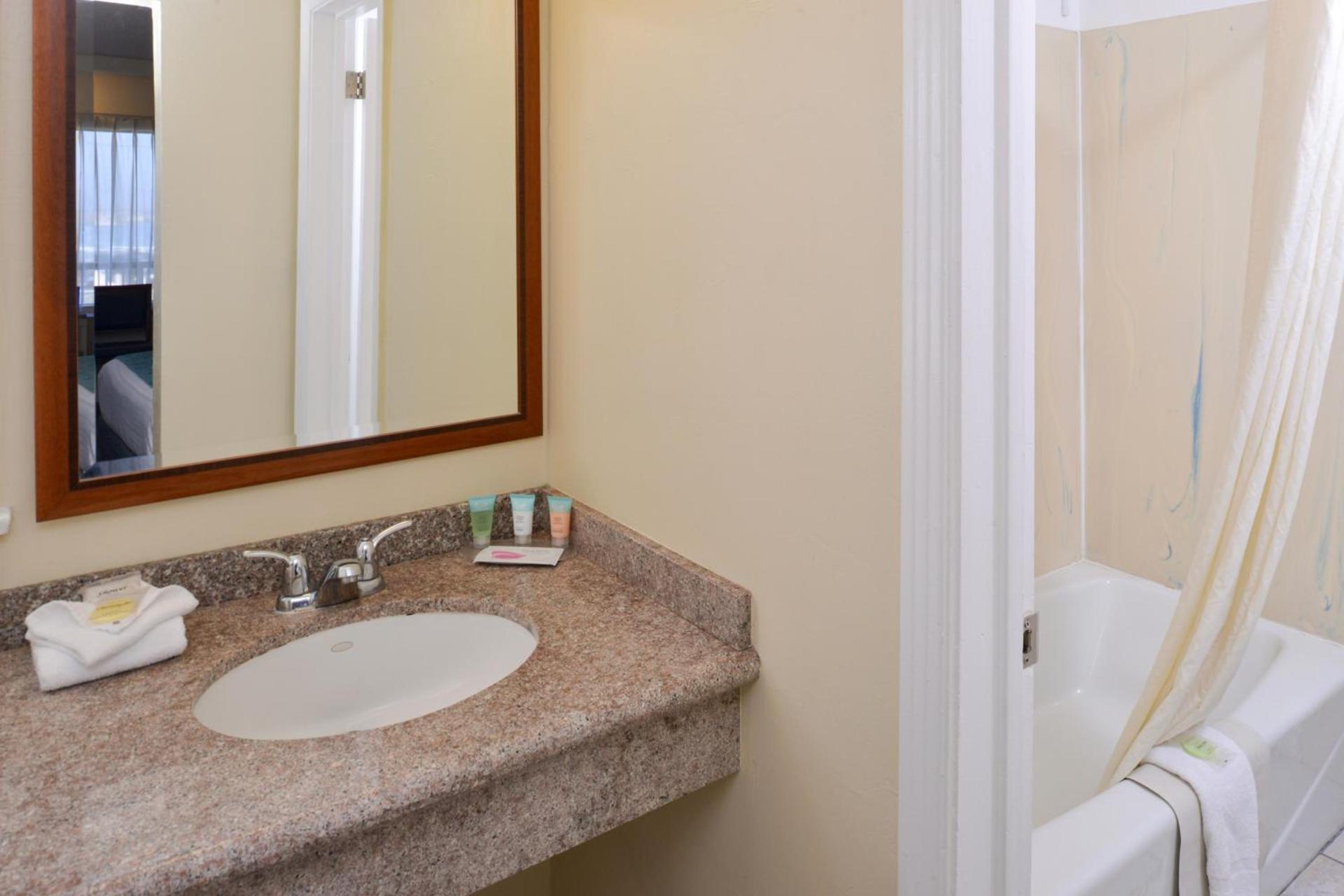 Edgewater Inn and Suites photo 31