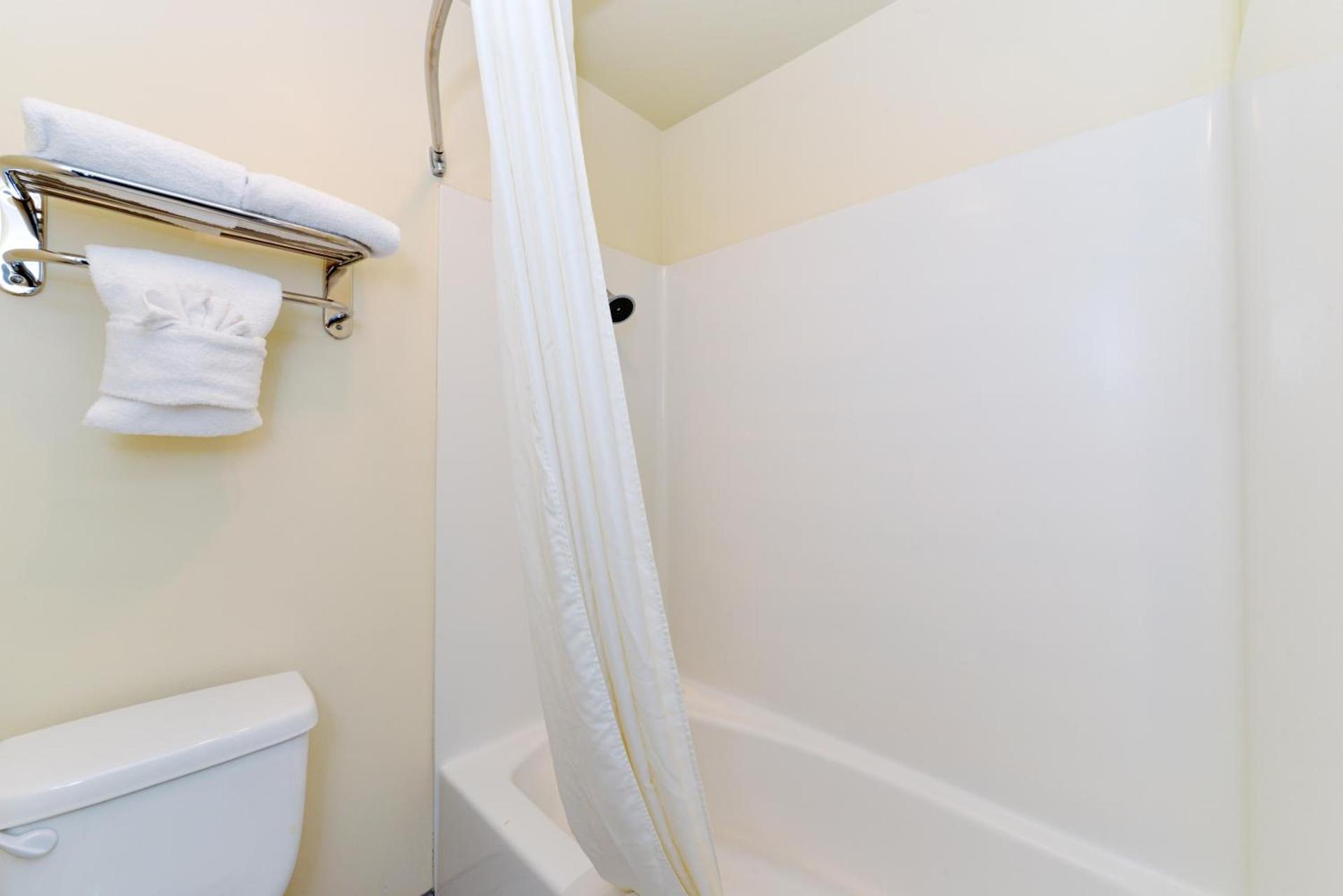 Edgewater Inn and Suites photo 34
