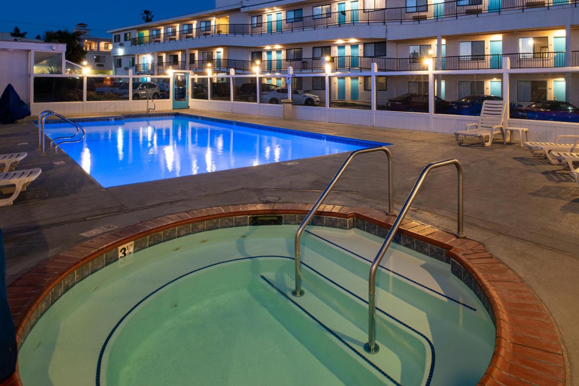 Edgewater Inn and Suites photo 38