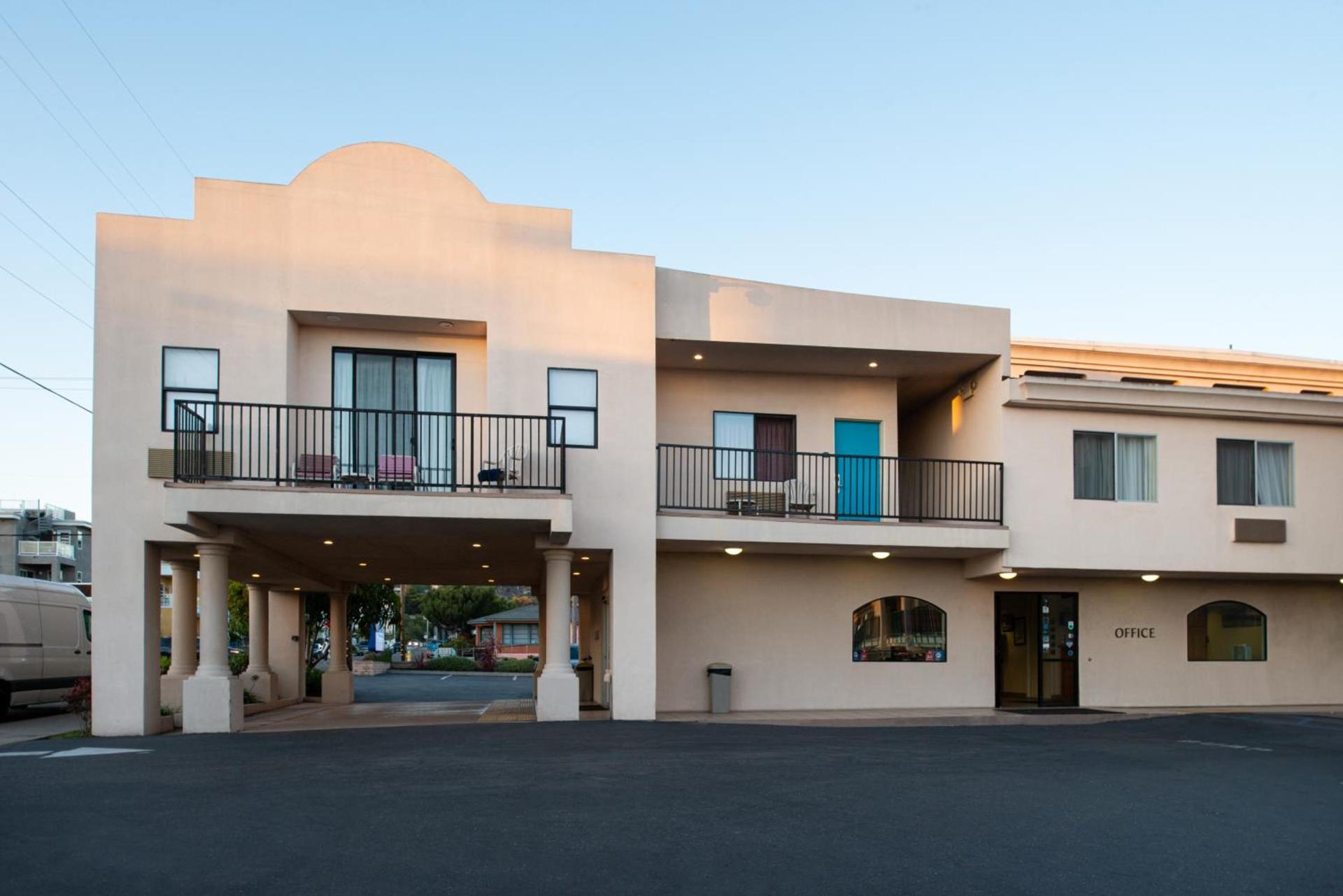 Edgewater Inn and Suites photo 46