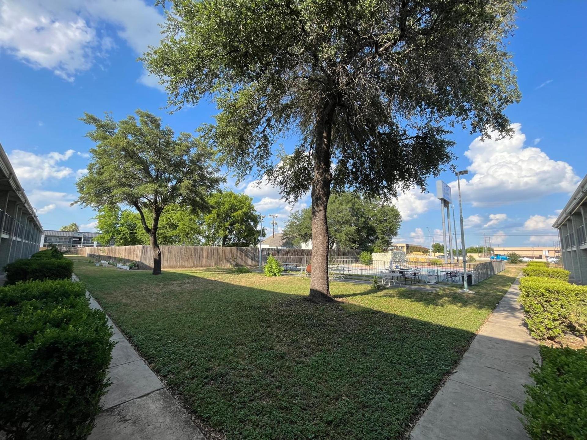 Mid Towne Inn & Suites photo 5
