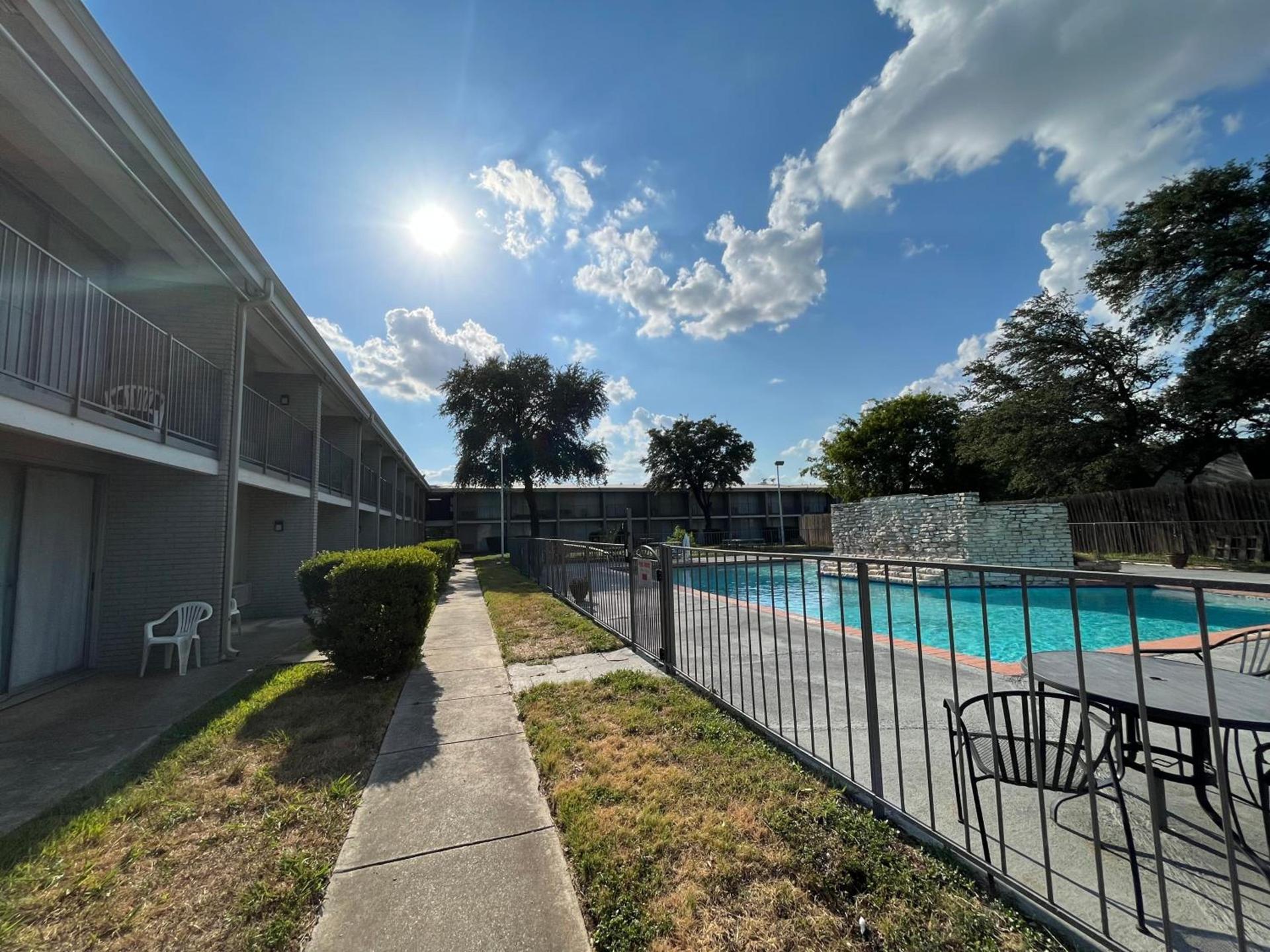Mid Towne Inn & Suites photo 7