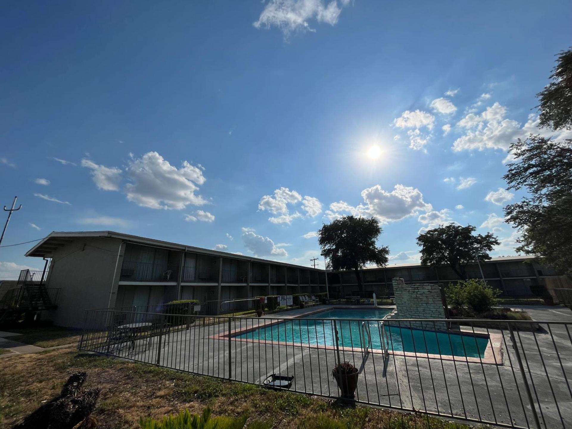 Mid Towne Inn & Suites photo 8