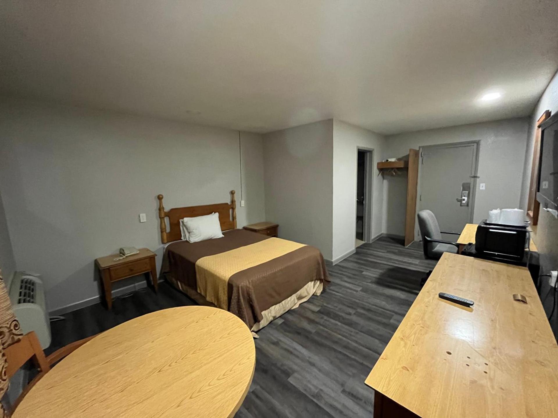 Mid Towne Inn & Suites photo 9